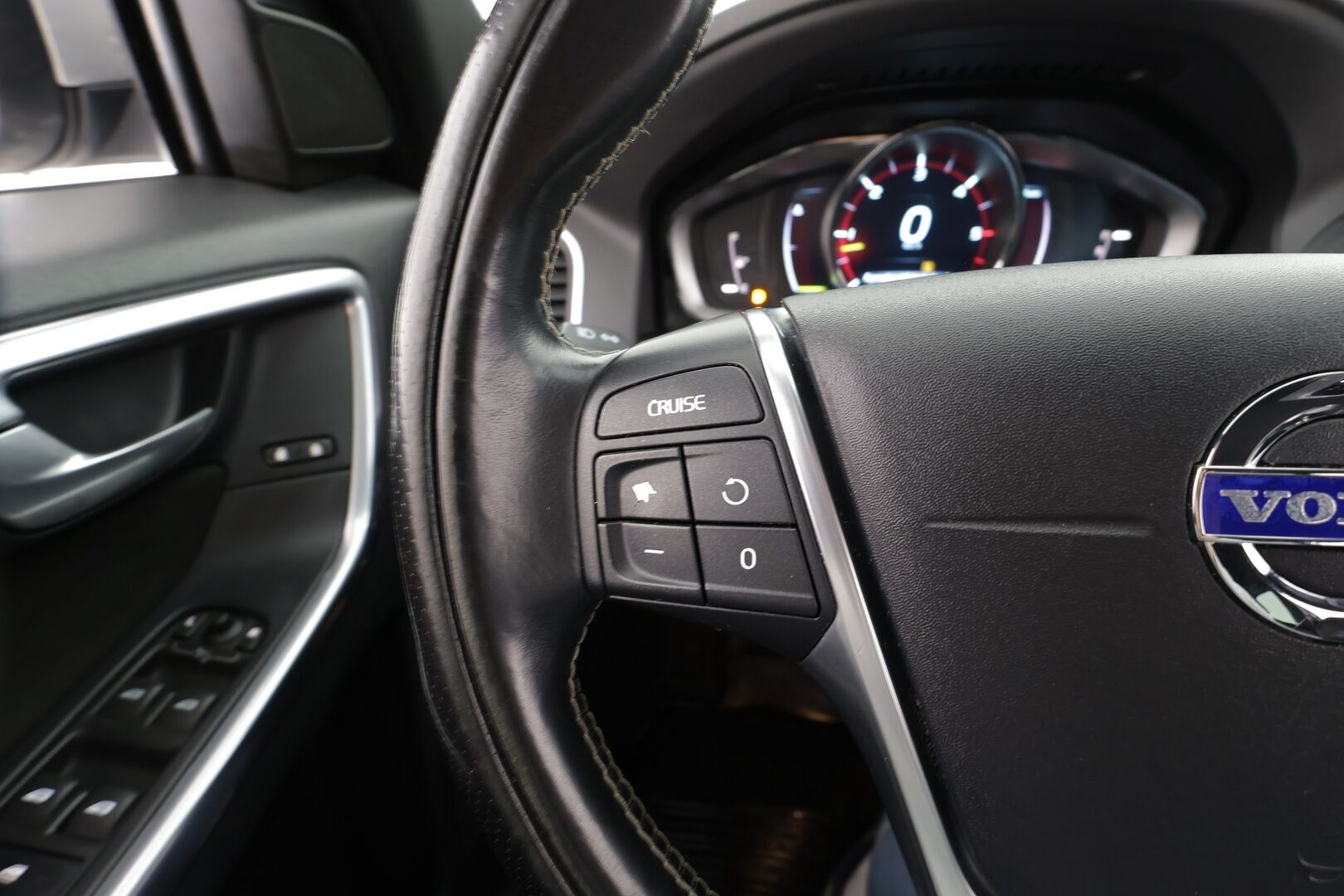 Volvo XC60 2014 D4 AWD R-Design aut * Vakkari / P.tutka / Xenon / Koukku / Webasto / Premium Sound / Muistipenkki / Navi / Puolinahat * - Kahdet renkaat aluvanteilla / Juuri katsastettu - HULLUT BLACKWEEK JATKOT - KORKOTARJOUS 2,49%