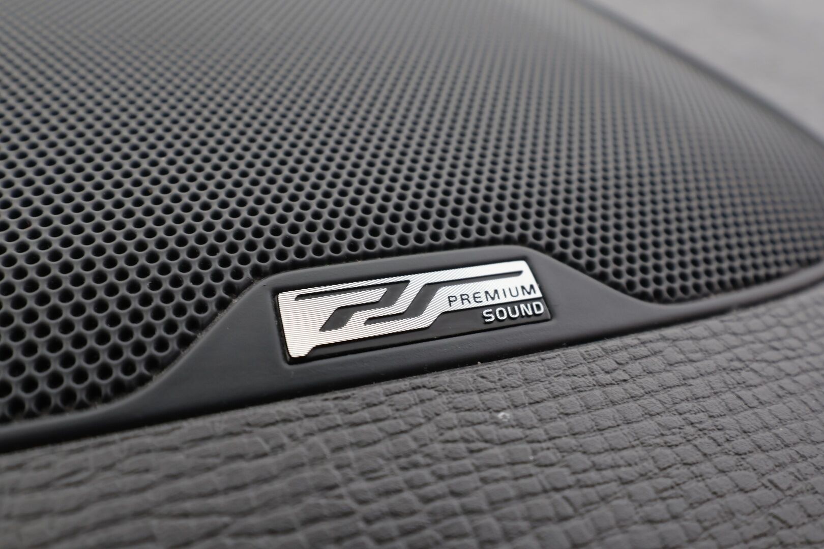 Volvo XC60 2014 D4 AWD R-Design aut * Vakkari / P.tutka / Xenon / Koukku / Webasto / Premium Sound / Muistipenkki / Navi / Puolinahat * - Kahdet renkaat aluvanteilla / Juuri katsastettu - HULLUT BLACKWEEK JATKOT - KORKOTARJOUS 2,49%