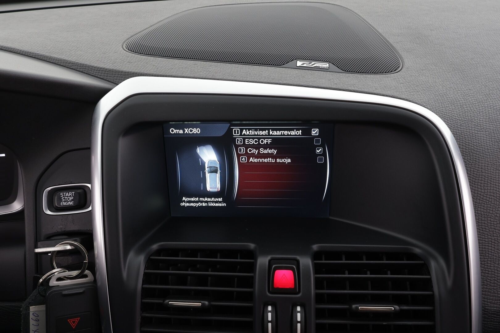 Volvo XC60 2014 D4 AWD R-Design aut * Vakkari / P.tutka / Xenon / Koukku / Webasto / Premium Sound / Muistipenkki / Navi / Puolinahat * - Kahdet renkaat aluvanteilla / Juuri katsastettu - HULLUT BLACKWEEK JATKOT - KORKOTARJOUS 2,49%