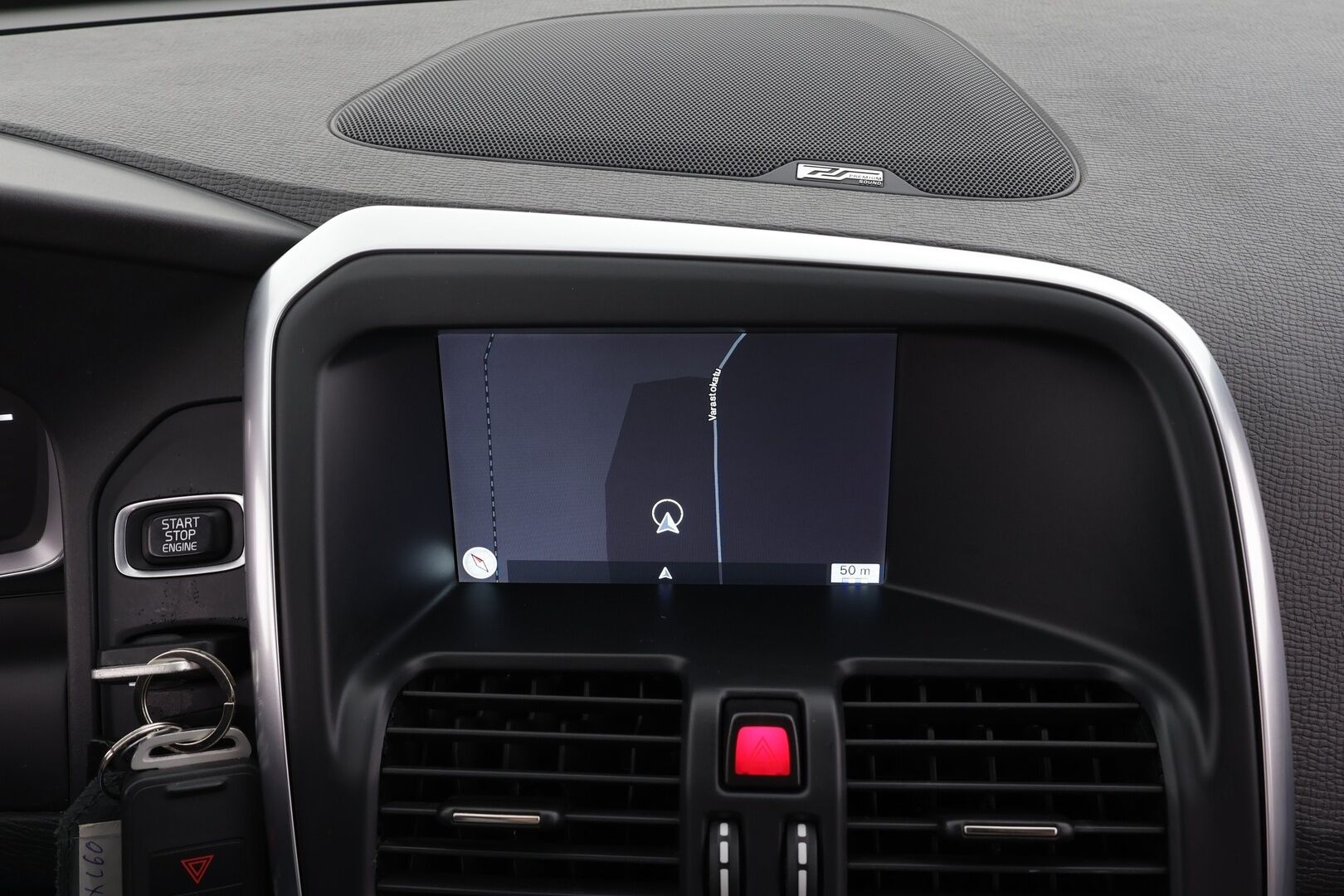 Volvo XC60 2014 D4 AWD R-Design aut * Vakkari / P.tutka / Xenon / Koukku / Webasto / Premium Sound / Muistipenkki / Navi / Puolinahat * - Kahdet renkaat aluvanteilla / Juuri katsastettu - HULLUT BLACKWEEK JATKOT - KORKOTARJOUS 2,49%