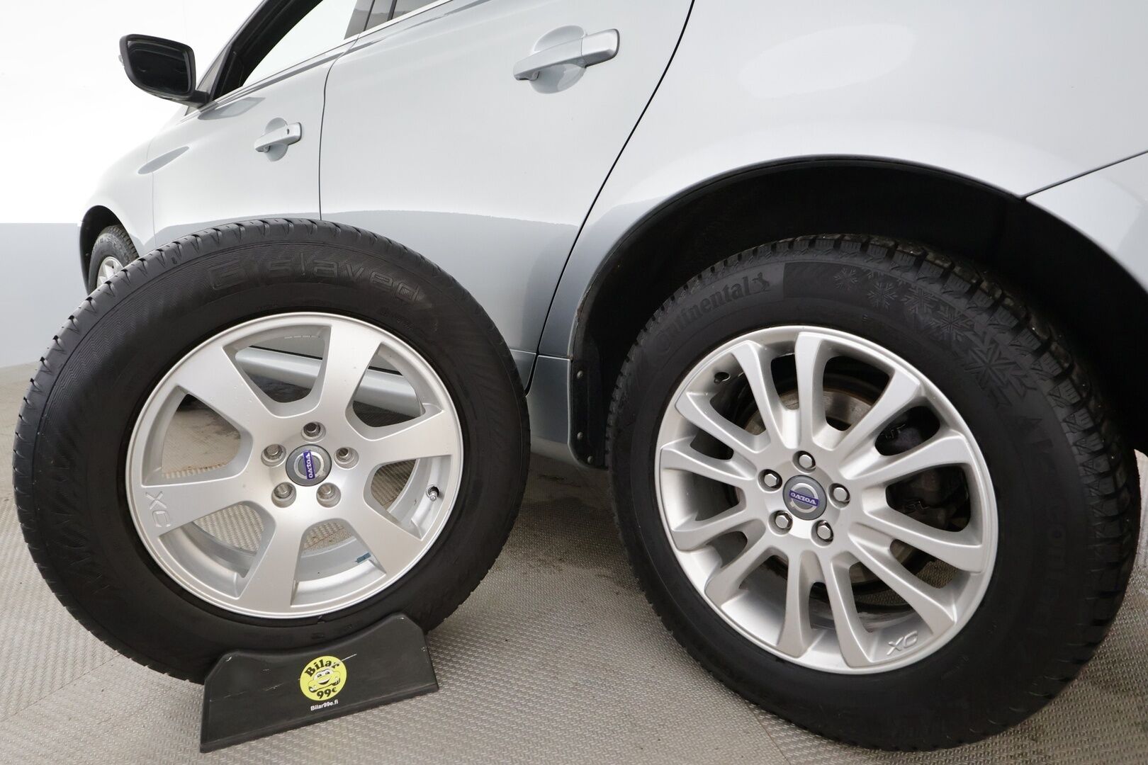 Volvo XC60 2014 D4 AWD R-Design aut * Vakkari / P.tutka / Xenon / Koukku / Webasto / Premium Sound / Muistipenkki / Navi / Puolinahat * - Kahdet renkaat aluvanteilla / Juuri katsastettu - HULLUT BLACKWEEK JATKOT - KORKOTARJOUS 2,49%