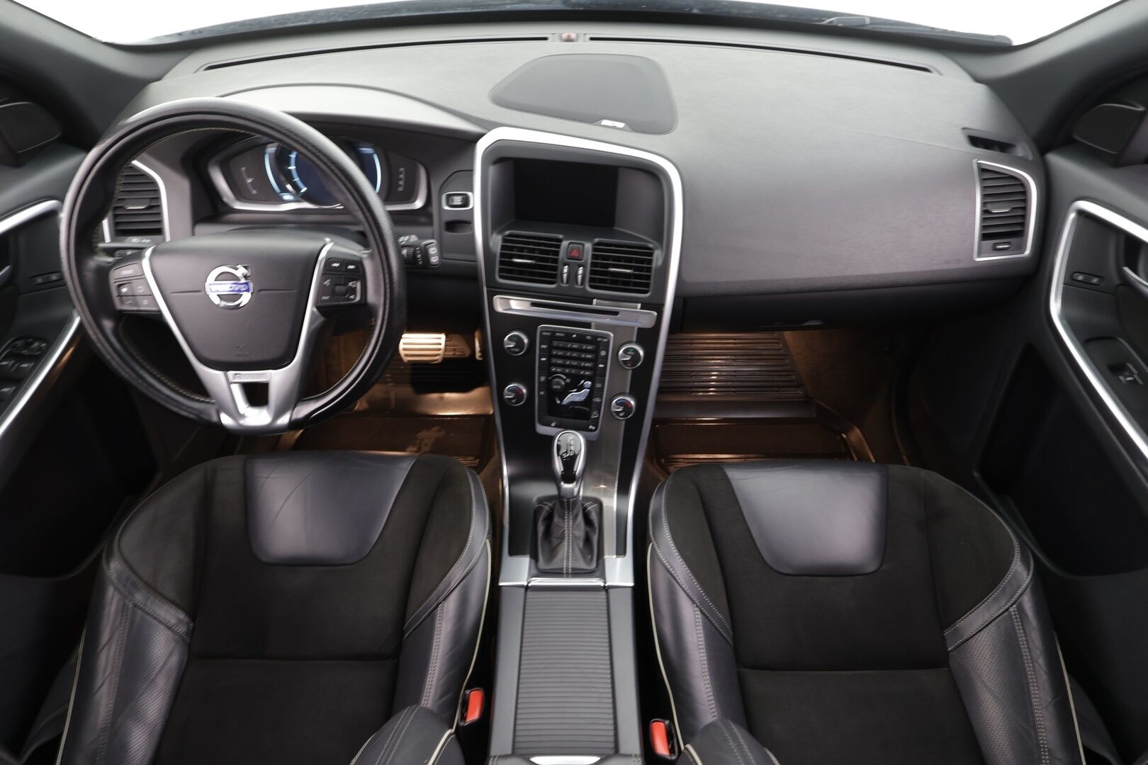 Volvo XC60 2014 D4 AWD R-Design aut * Vakkari / P.tutka / Xenon / Koukku / Webasto / Premium Sound / Muistipenkki / Navi / Puolinahat * - Kahdet renkaat aluvanteilla / Juuri katsastettu - HULLUT BLACKWEEK JATKOT - KORKOTARJOUS 2,49%