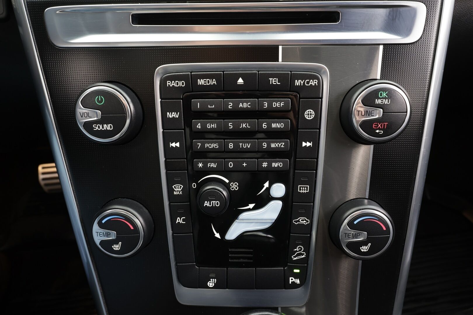 Volvo XC60 2014 D4 AWD R-Design aut * Vakkari / P.tutka / Xenon / Koukku / Webasto / Premium Sound / Muistipenkki / Navi / Puolinahat * - Kahdet renkaat aluvanteilla / Juuri katsastettu - HULLUT BLACKWEEK JATKOT - KORKOTARJOUS 2,49%