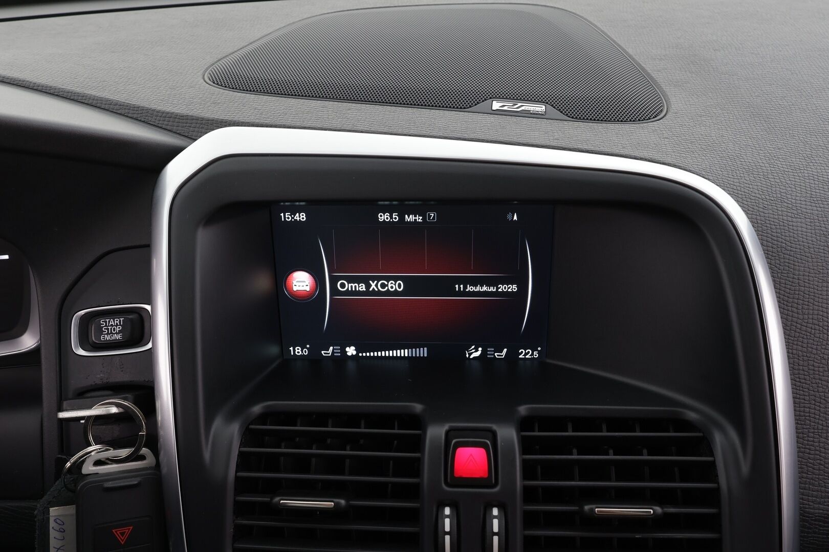 Volvo XC60 2014 D4 AWD R-Design aut * Vakkari / P.tutka / Xenon / Koukku / Webasto / Premium Sound / Muistipenkki / Navi / Puolinahat * - Kahdet renkaat aluvanteilla / Juuri katsastettu - HULLUT BLACKWEEK JATKOT - KORKOTARJOUS 2,49%