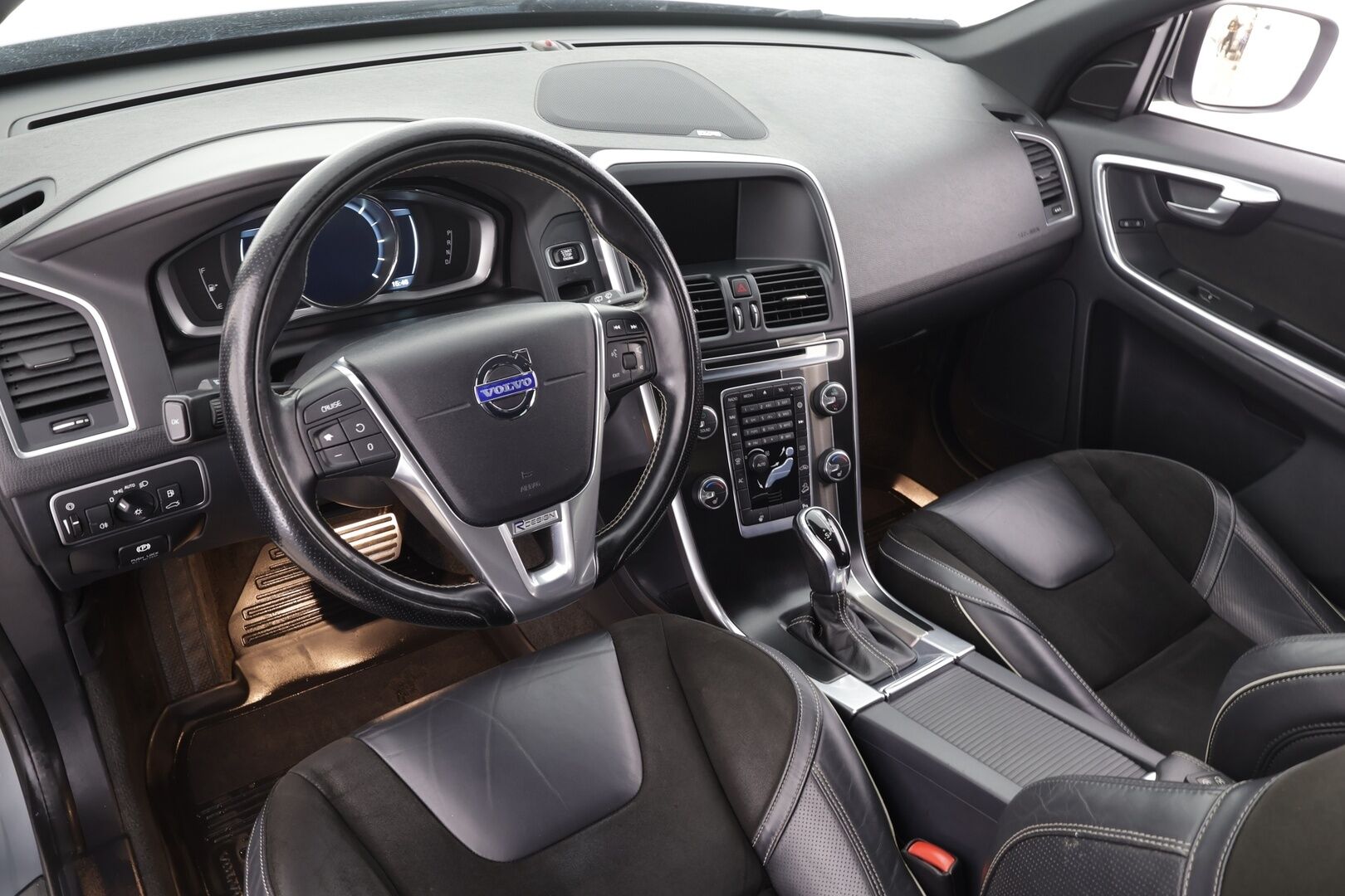 Volvo XC60 2014 D4 AWD R-Design aut * Vakkari / P.tutka / Xenon / Koukku / Webasto / Premium Sound / Muistipenkki / Navi / Puolinahat * - Kahdet renkaat aluvanteilla / Juuri katsastettu - HULLUT BLACKWEEK JATKOT - KORKOTARJOUS 2,49%