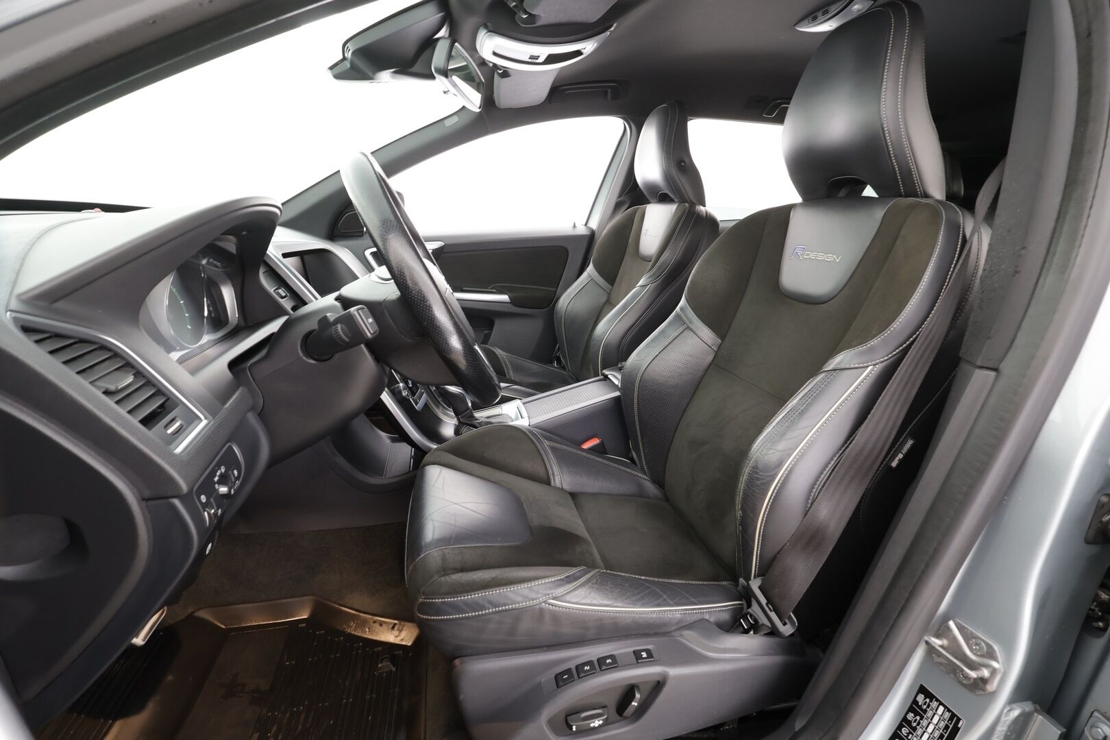 Volvo XC60 2014 D4 AWD R-Design aut * Vakkari / P.tutka / Xenon / Koukku / Webasto / Premium Sound / Muistipenkki / Navi / Puolinahat * - Kahdet renkaat aluvanteilla / Juuri katsastettu - HULLUT BLACKWEEK JATKOT - KORKOTARJOUS 2,49%