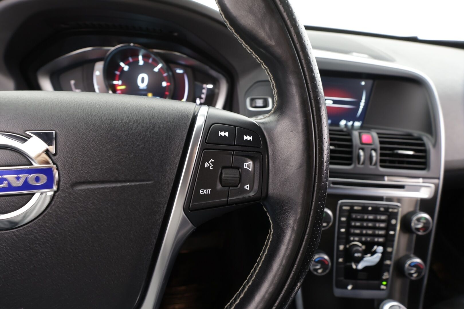 Volvo XC60 2014 D4 AWD R-Design aut * Vakkari / P.tutka / Xenon / Koukku / Webasto / Premium Sound / Muistipenkki / Navi / Puolinahat * - Kahdet renkaat aluvanteilla / Juuri katsastettu - HULLUT BLACKWEEK JATKOT - KORKOTARJOUS 2,49%