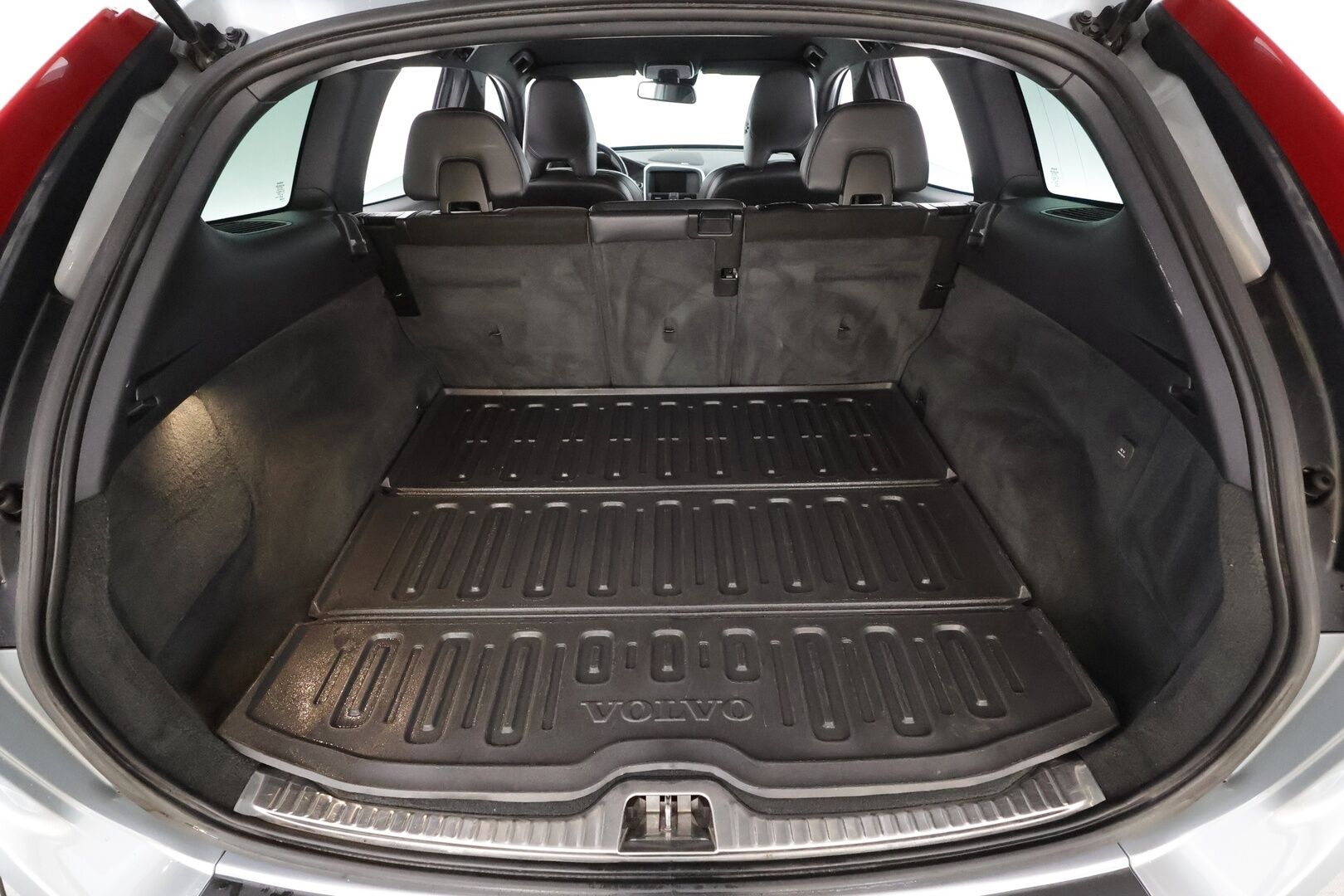 Volvo XC60 2014 D4 AWD R-Design aut * Vakkari / P.tutka / Xenon / Koukku / Webasto / Premium Sound / Muistipenkki / Navi / Puolinahat * - Kahdet renkaat aluvanteilla / Juuri katsastettu - HULLUT BLACKWEEK JATKOT - KORKOTARJOUS 2,49%