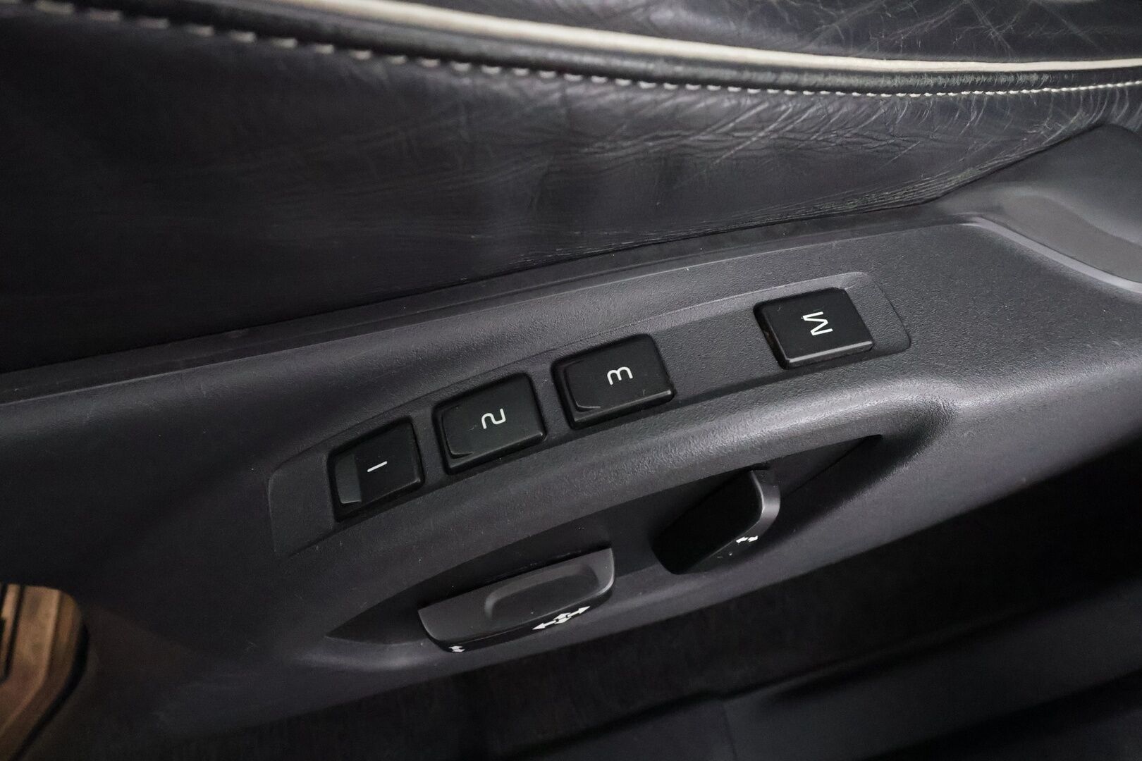 Volvo XC60 2014 D4 AWD R-Design aut * Vakkari / P.tutka / Xenon / Koukku / Webasto / Premium Sound / Muistipenkki / Navi / Puolinahat * - Kahdet renkaat aluvanteilla / Juuri katsastettu - HULLUT BLACKWEEK JATKOT - KORKOTARJOUS 2,49%