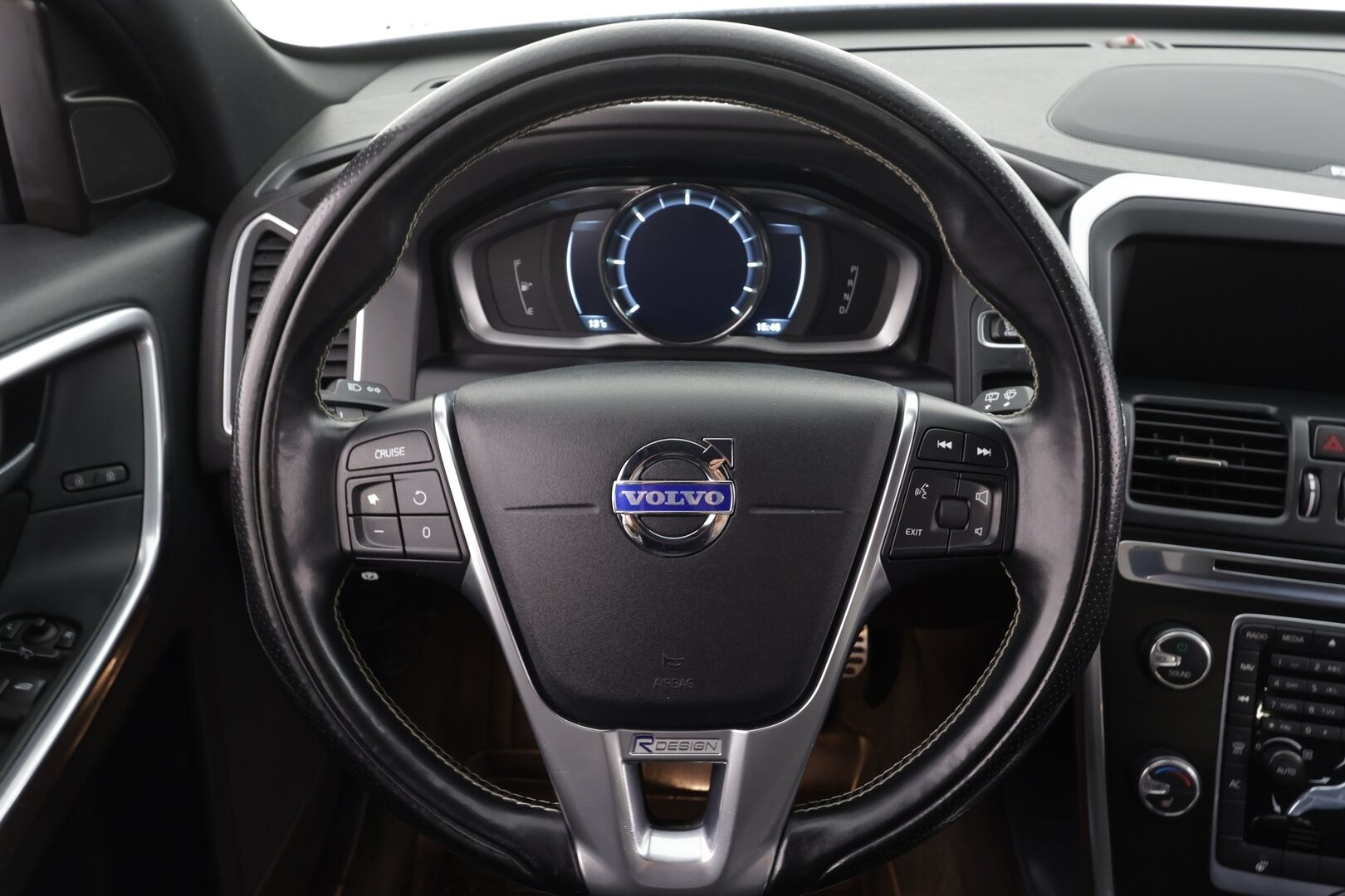 Volvo XC60 2014 D4 AWD R-Design aut * Vakkari / P.tutka / Xenon / Koukku / Webasto / Premium Sound / Muistipenkki / Navi / Puolinahat * - Kahdet renkaat aluvanteilla / Juuri katsastettu - HULLUT BLACKWEEK JATKOT - KORKOTARJOUS 2,49%