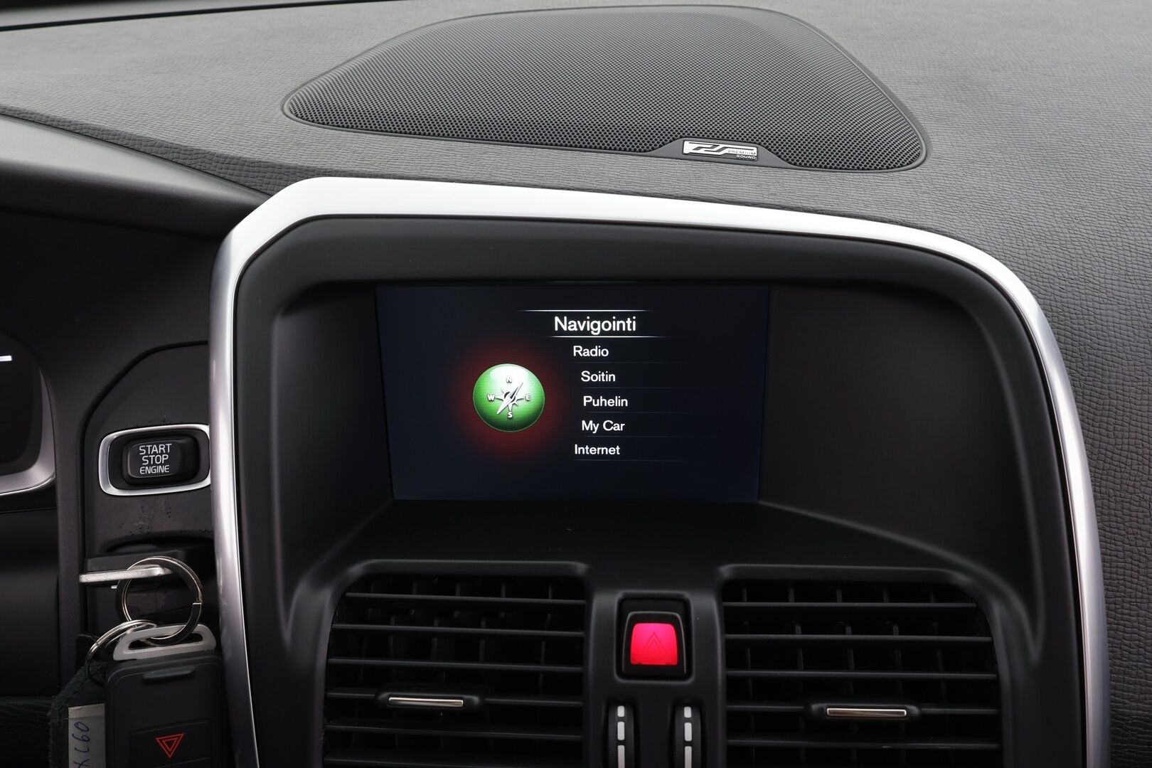 Volvo XC60 2014 D4 AWD R-Design aut * Vakkari / P.tutka / Xenon / Koukku / Webasto / Premium Sound / Muistipenkki / Navi / Puolinahat * - Kahdet renkaat aluvanteilla / Juuri katsastettu - HULLUT BLACKWEEK JATKOT - KORKOTARJOUS 2,49%