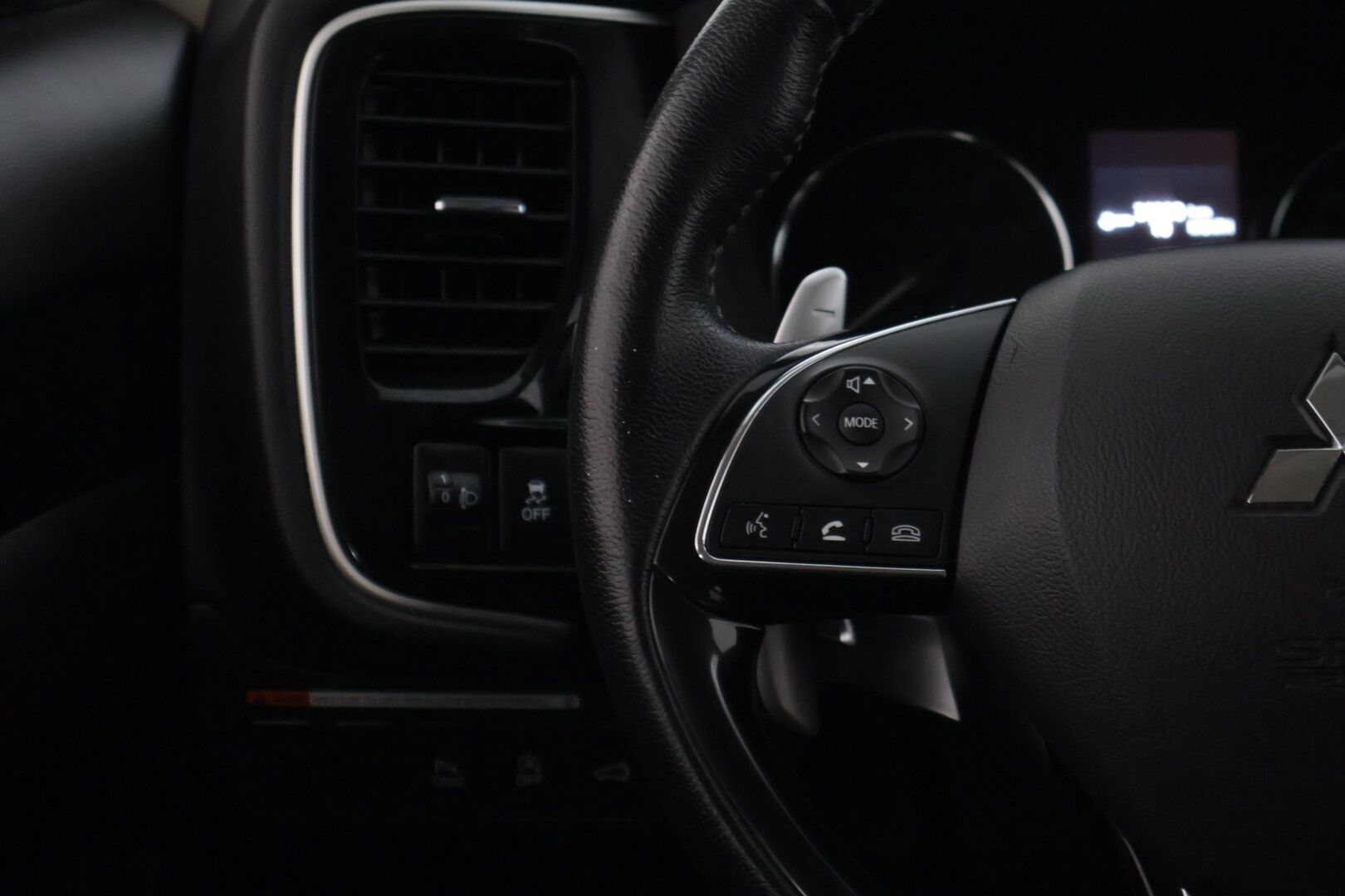 Mitsubishi Outlander 2019 2,0 MIVEC Active 2WD CVT 5P ** Lohko+Sisä / Vakionopeuden säädin / P-Kamera  / Vetokoukku ** - * Suomi-auto / Ratin lämmitin / Juuri huolettu! *