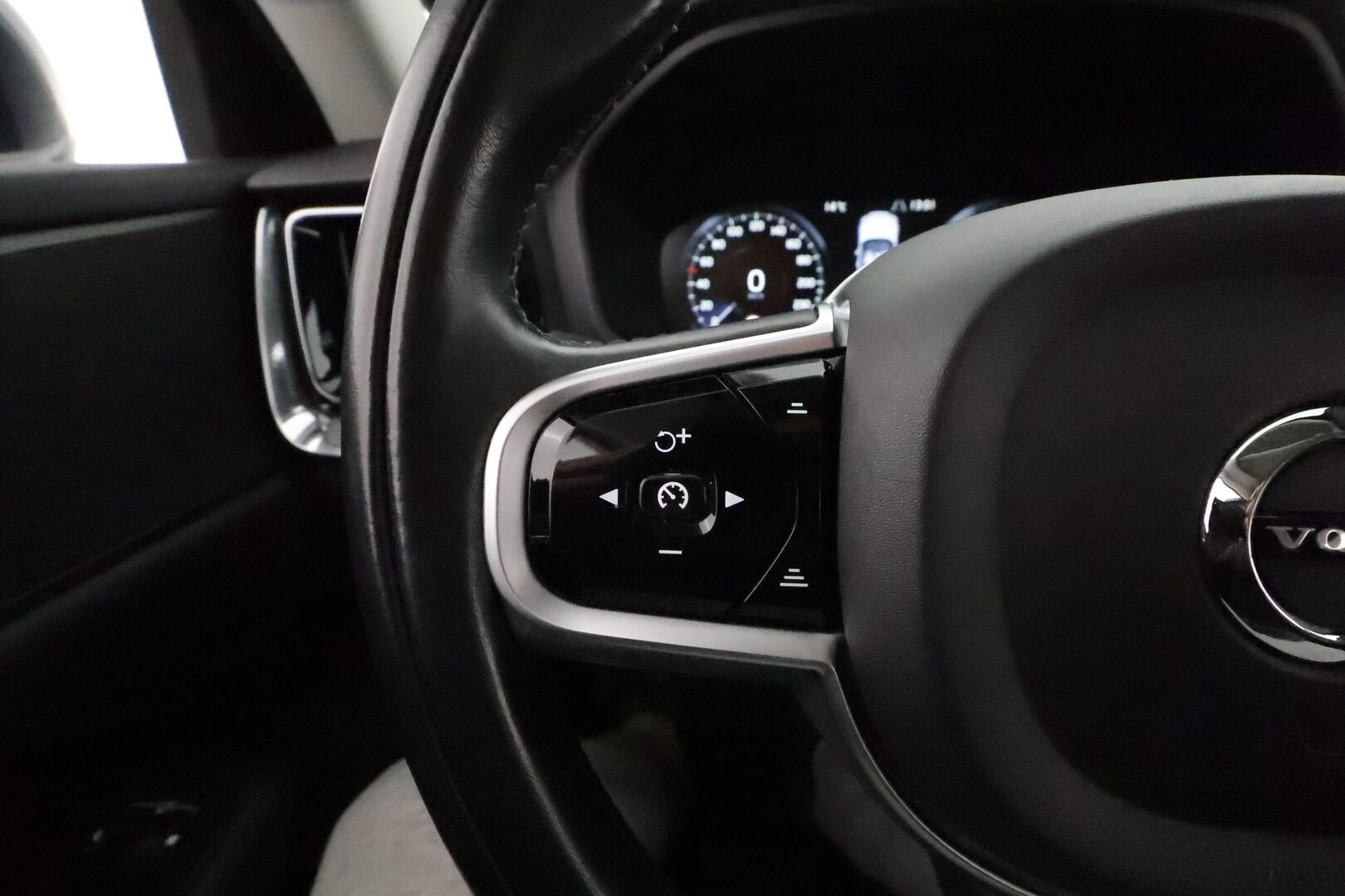 Volvo V60 2019 D3 Business Inscription aut * Webasto / Koukku / Adapt.Vakkari / Peruutuskamera / Full LED / Sporttipenkki Muistilla / Navi - 1-om Suomi-auto / Kahdet Renkaat / Merkkihuollettu!