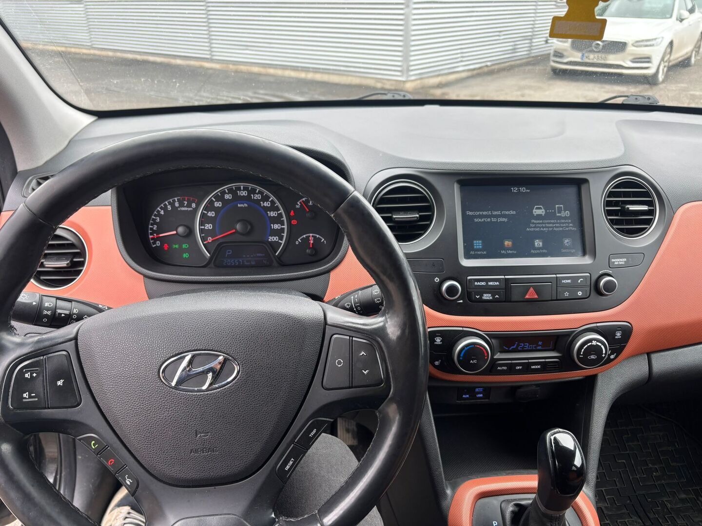 Hyundai i10 2018 1,25 Comfort Automatic / Ratinlämmitys! / Kaistavahti! / 2x Renkaat! / Apple Carplay & Android Auto! / - Siisti ! / Huoltokirja ! / Kaistavahti ! / Taloudellinen ! /