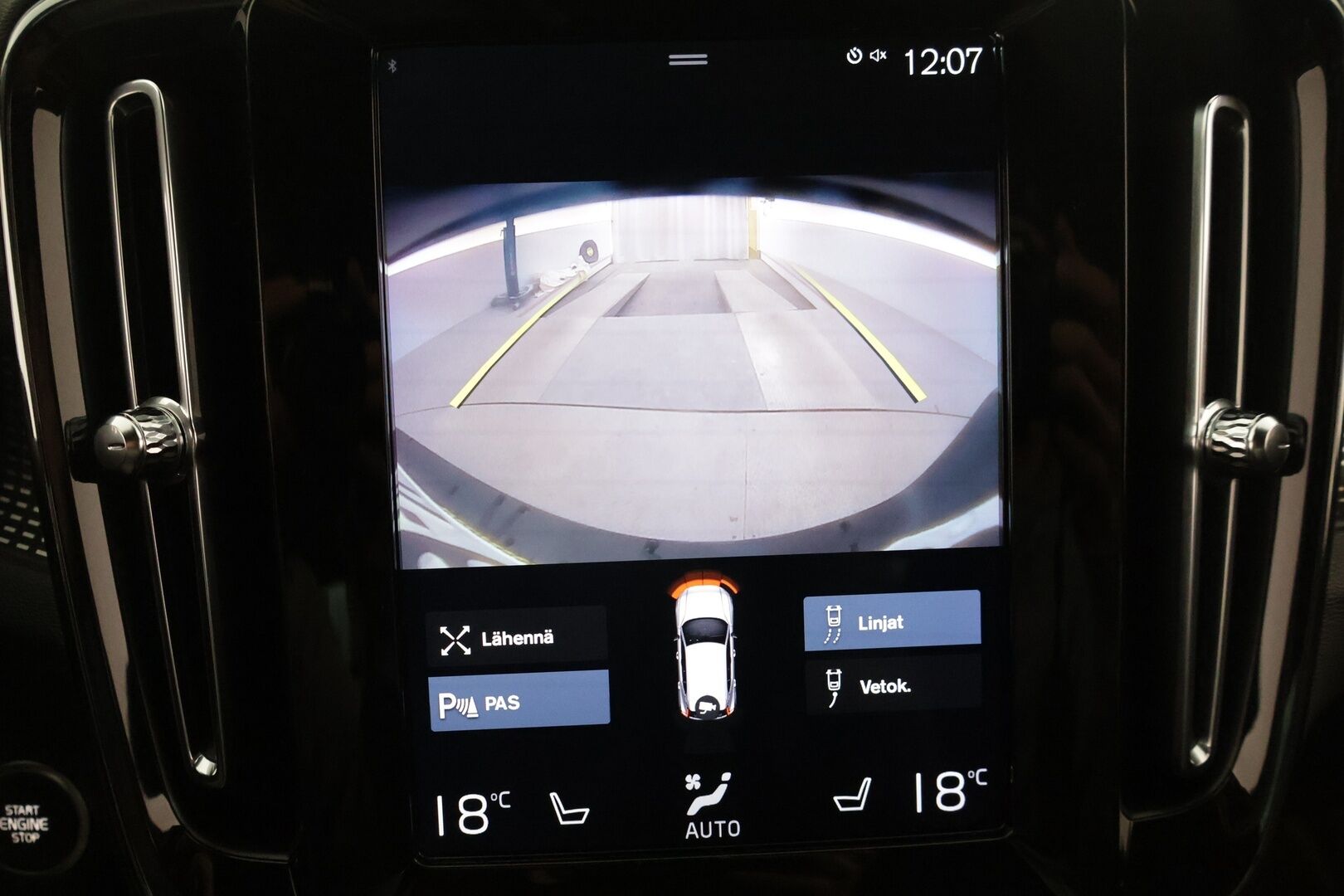 Volvo XC40 2019 D3 AWD Business R-Design aut** Koukku / Adapt.vakkari / Android&Aple / P.kamera / KeyLess / LED ** - 3,99 % KORKOTARJOUS TÄHÄN AUTOON - Suomi-auto / Kahdet renkaat