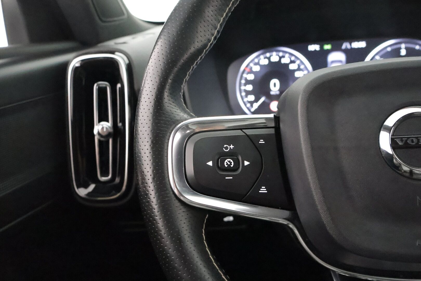 Volvo XC40 2019 D3 AWD Business R-Design aut** Koukku / Adapt.vakkari / Android&Aple / P.kamera / KeyLess / LED ** - 3,99 % KORKOTARJOUS TÄHÄN AUTOON - Suomi-auto / Kahdet renkaat