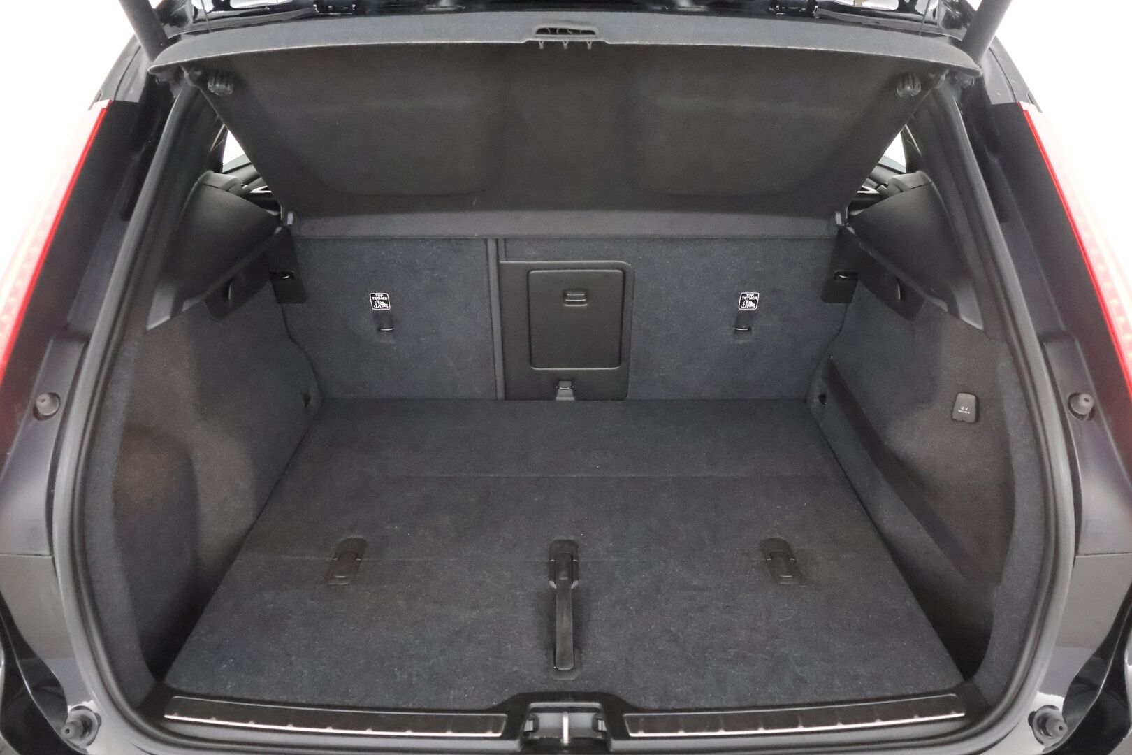 Volvo XC40 2019 D3 AWD Business R-Design aut** Koukku / Adapt.vakkari / Android&Aple / P.kamera / KeyLess / LED ** - 3,99 % KORKOTARJOUS TÄHÄN AUTOON - Suomi-auto / Kahdet renkaat