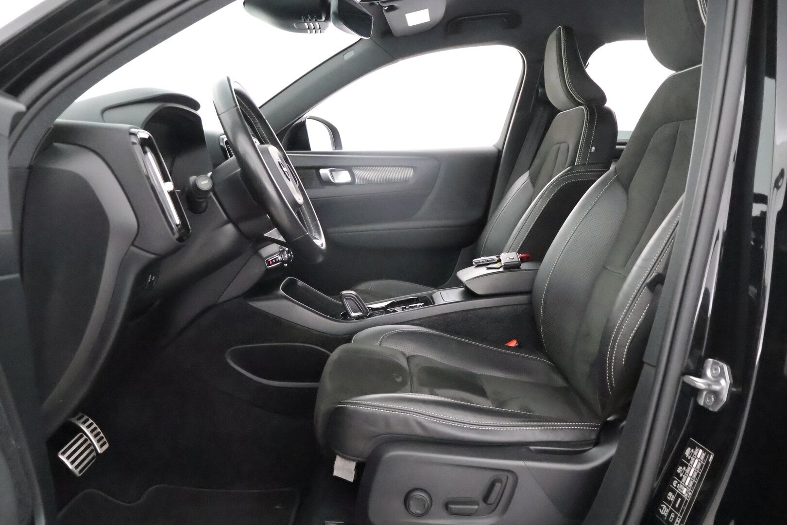 Volvo XC40 2019 D3 AWD Business R-Design aut** Koukku / Adapt.vakkari / Android&Aple / P.kamera / KeyLess / LED ** - 3,99 % KORKOTARJOUS TÄHÄN AUTOON - Suomi-auto / Kahdet renkaat