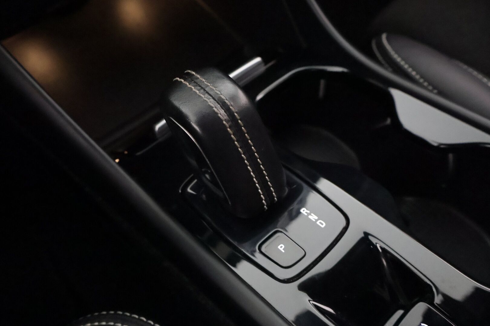 Volvo XC40 2019 D3 AWD Business R-Design aut** Koukku / Adapt.vakkari / Android&Aple / P.kamera / KeyLess / LED ** - 3,99 % KORKOTARJOUS TÄHÄN AUTOON - Suomi-auto / Kahdet renkaat