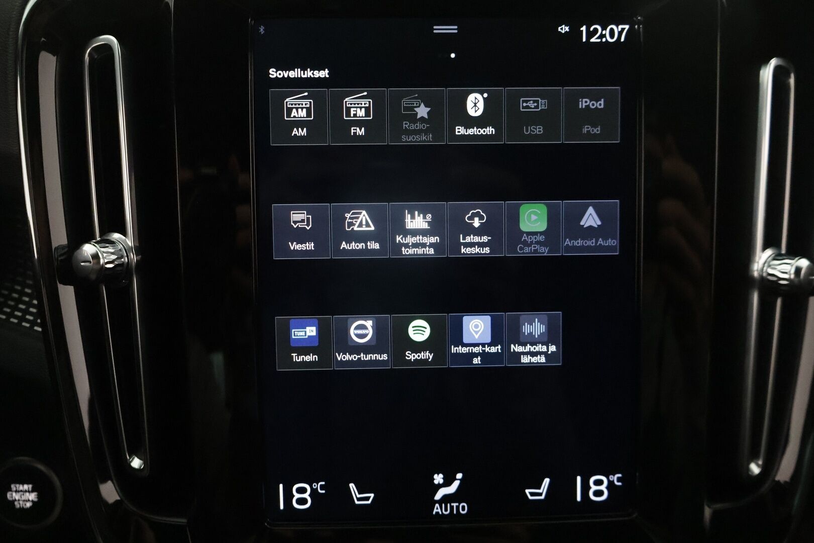 Volvo XC40 2019 D3 AWD Business R-Design aut** Koukku / Adapt.vakkari / Android&Aple / P.kamera / KeyLess / LED ** - 3,99 % KORKOTARJOUS TÄHÄN AUTOON - Suomi-auto / Kahdet renkaat