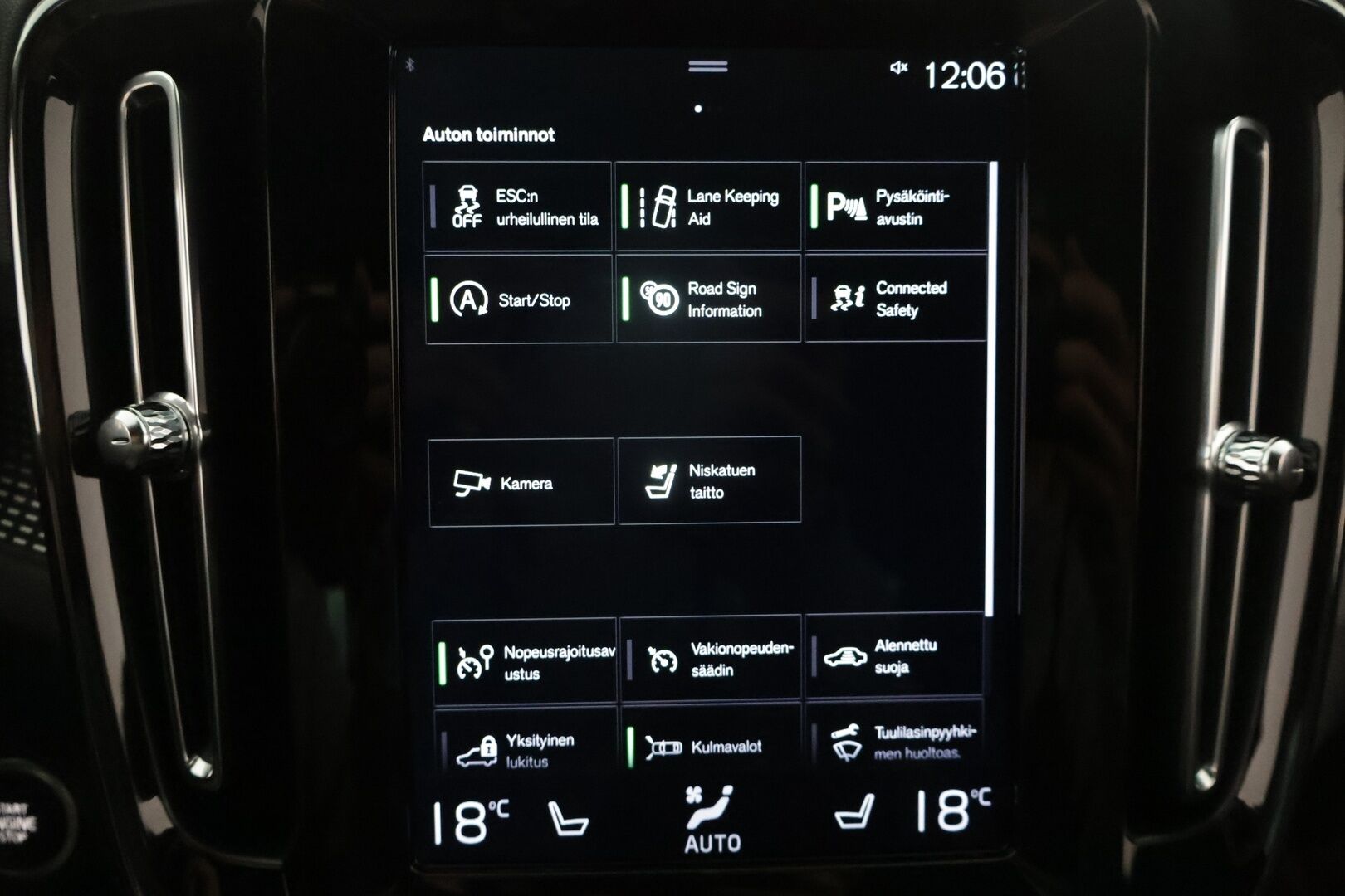 Volvo XC40 2019 D3 AWD Business R-Design aut** Koukku / Adapt.vakkari / Android&Aple / P.kamera / KeyLess / LED ** - 3,99 % KORKOTARJOUS TÄHÄN AUTOON - Suomi-auto / Kahdet renkaat