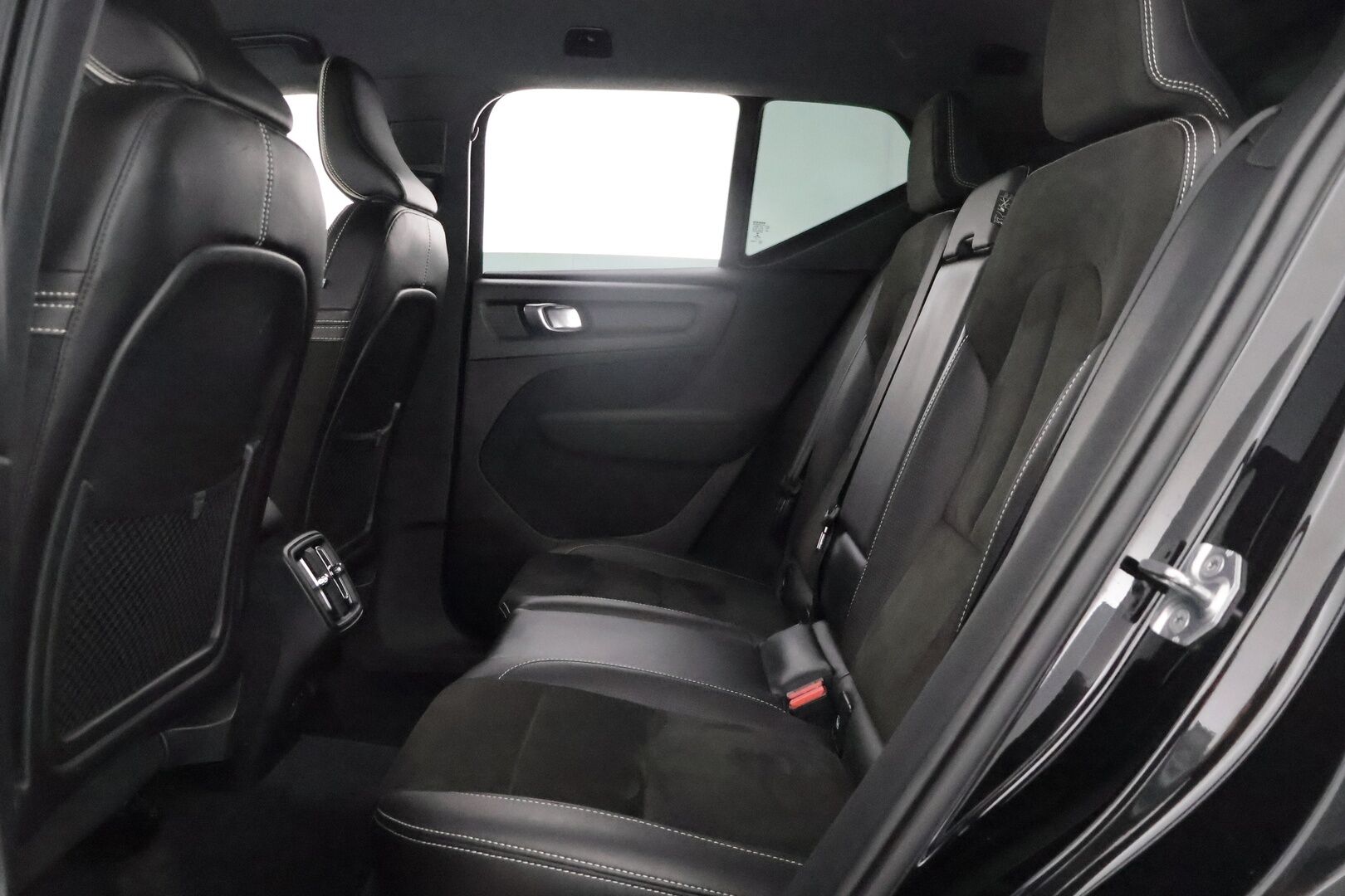 Volvo XC40 2019 D3 AWD Business R-Design aut** Koukku / Adapt.vakkari / Android&Aple / P.kamera / KeyLess / LED ** - 3,99 % KORKOTARJOUS TÄHÄN AUTOON - Suomi-auto / Kahdet renkaat
