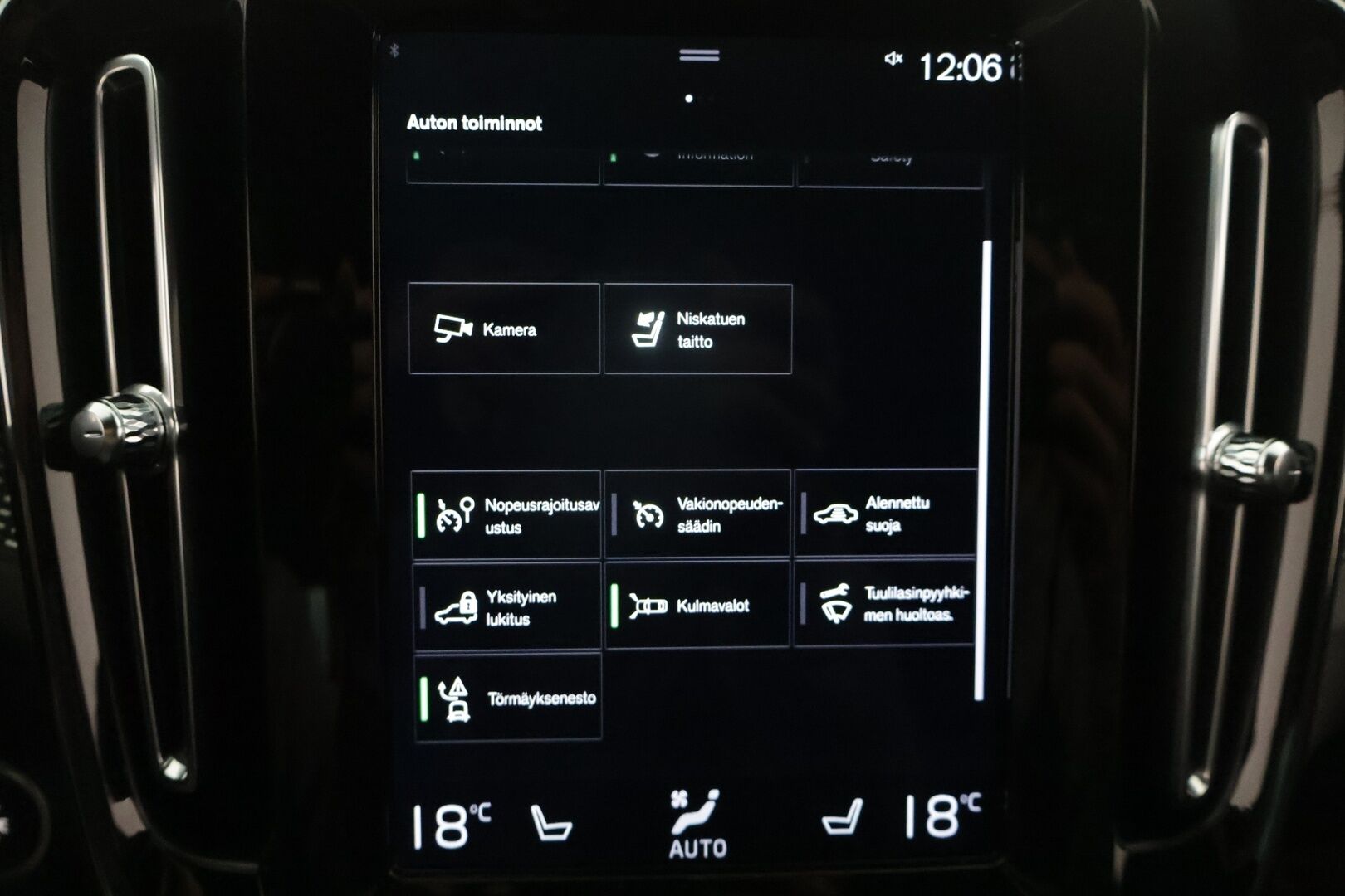 Volvo XC40 2019 D3 AWD Business R-Design aut** Koukku / Adapt.vakkari / Android&Aple / P.kamera / KeyLess / LED ** - 3,99 % KORKOTARJOUS TÄHÄN AUTOON - Suomi-auto / Kahdet renkaat