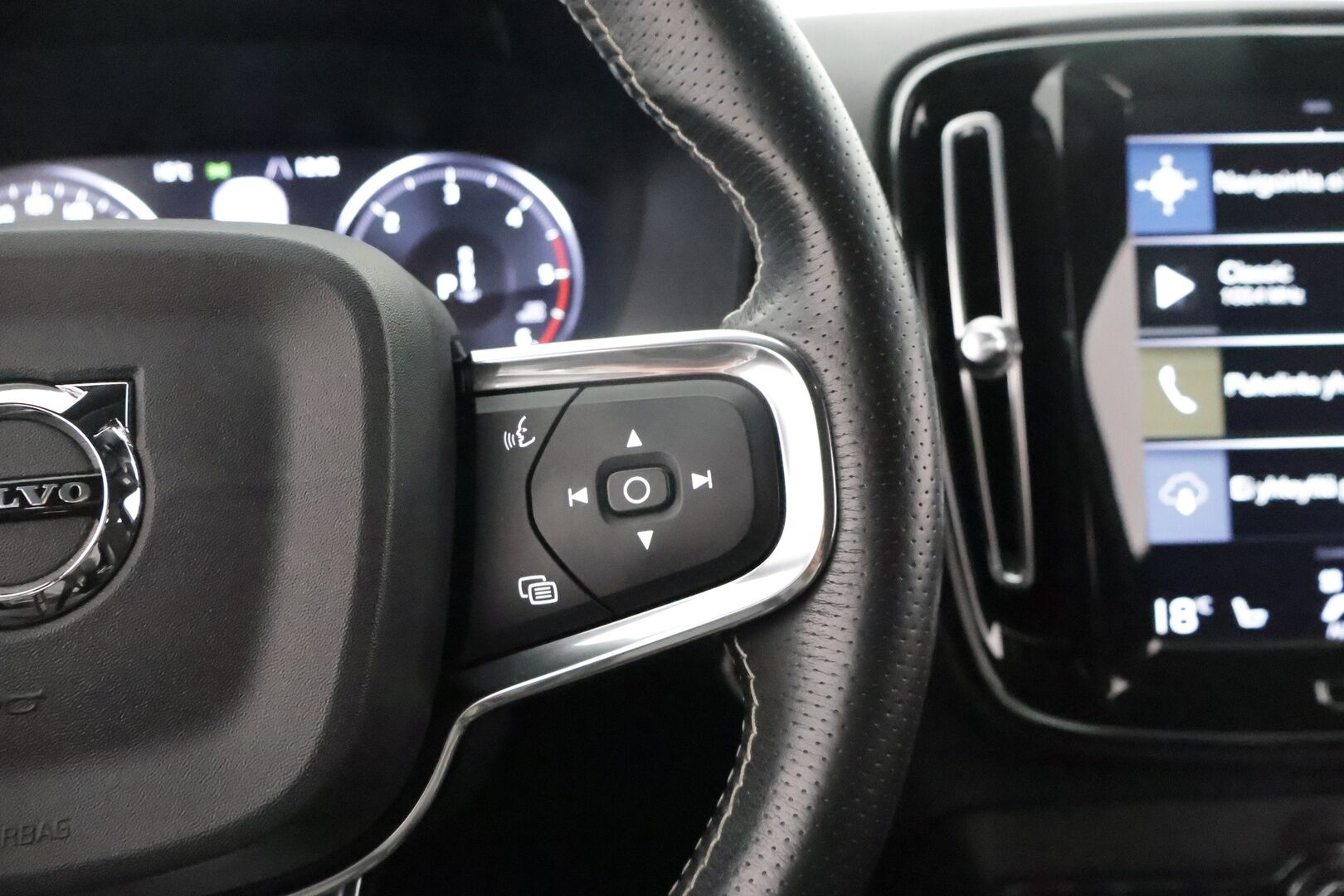 Volvo XC40 2019 D3 AWD Business R-Design aut** Koukku / Adapt.vakkari / Android&Aple / P.kamera / KeyLess / LED ** - 3,99 % KORKOTARJOUS TÄHÄN AUTOON - Suomi-auto / Kahdet renkaat