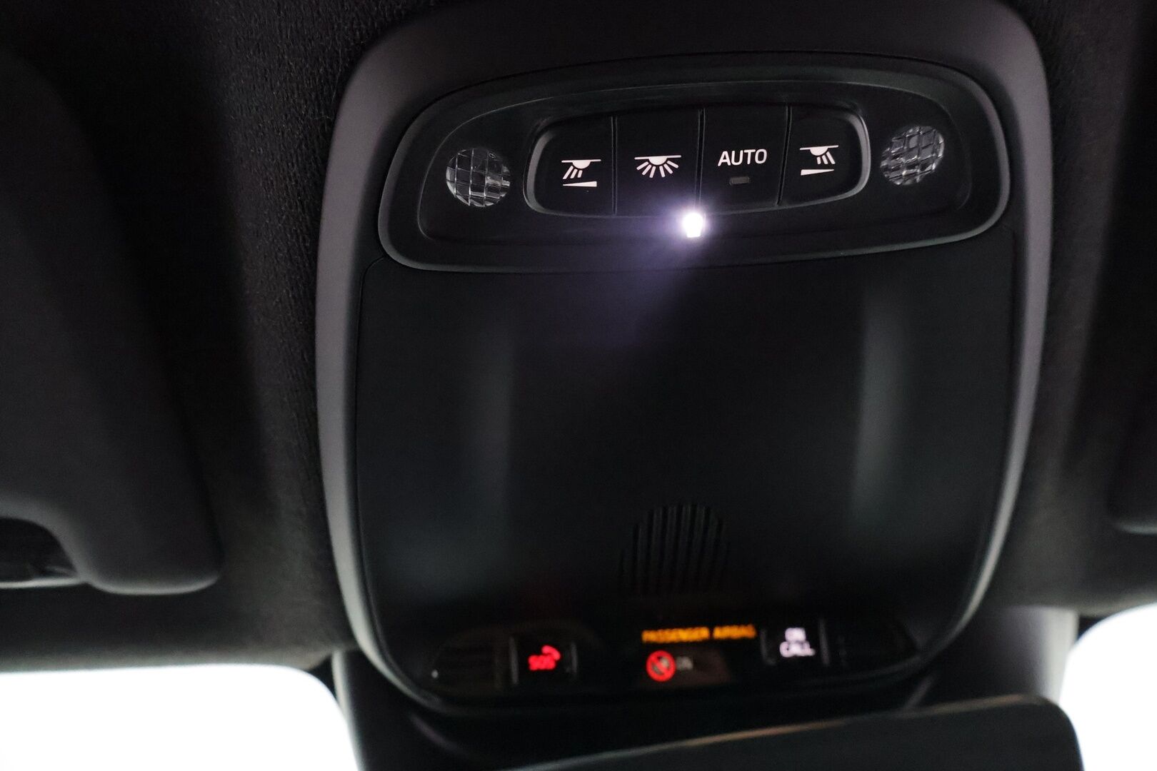 Volvo XC40 2019 D3 AWD Business R-Design aut** Koukku / Adapt.vakkari / Android&Aple / P.kamera / KeyLess / LED ** - 3,99 % KORKOTARJOUS TÄHÄN AUTOON - Suomi-auto / Kahdet renkaat