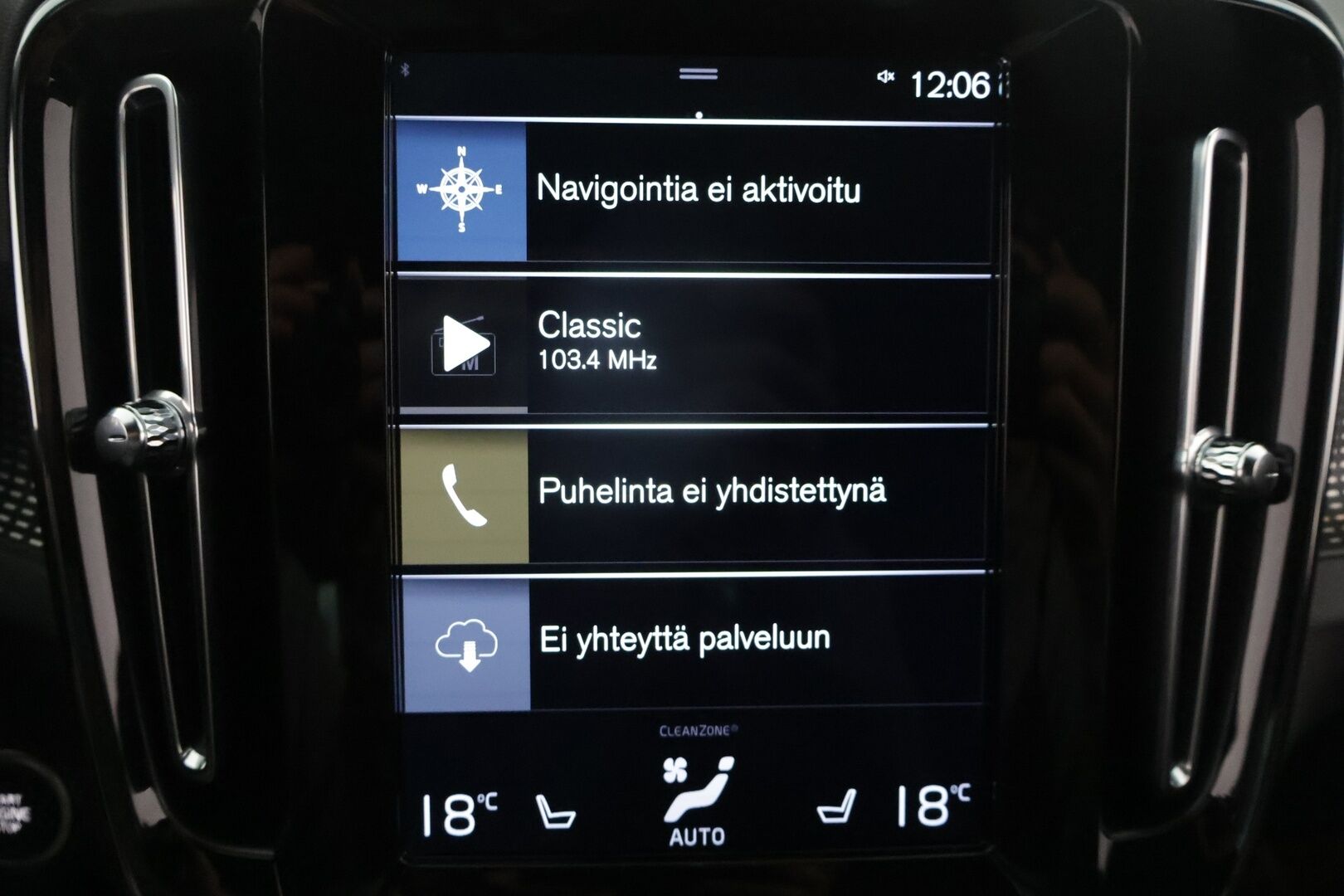 Volvo XC40 2019 D3 AWD Business R-Design aut** Koukku / Adapt.vakkari / Android&Aple / P.kamera / KeyLess / LED ** - 3,99 % KORKOTARJOUS TÄHÄN AUTOON - Suomi-auto / Kahdet renkaat