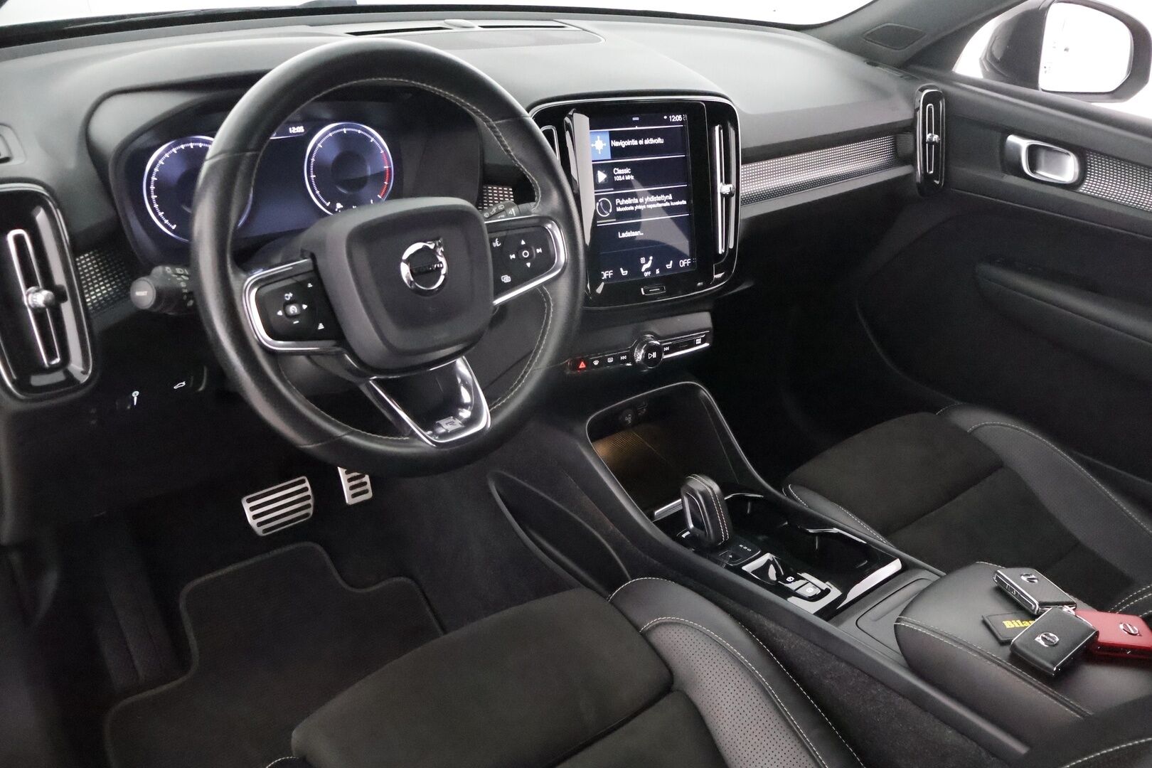 Volvo XC40 2019 D3 AWD Business R-Design aut** Koukku / Adapt.vakkari / Android&Aple / P.kamera / KeyLess / LED ** - 3,99 % KORKOTARJOUS TÄHÄN AUTOON - Suomi-auto / Kahdet renkaat