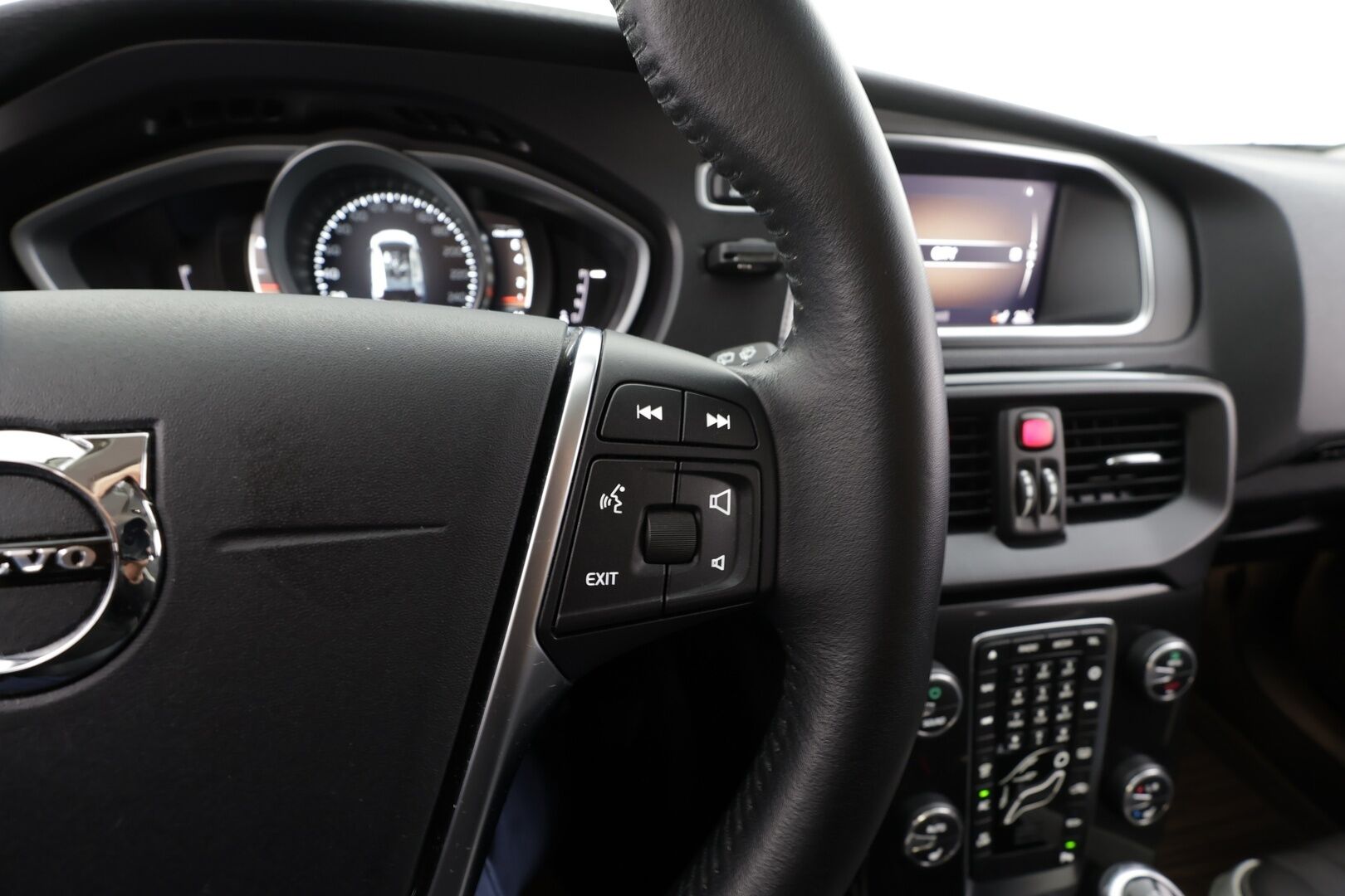 Volvo V40 Cross Country 2019 T3 Business Dynamic Edition aut * Webasto / LED / P.tutka / Vakkari / Bluetooth / Puolinahat / Keyless * - Suomi-auto / Kahdet renkaat 