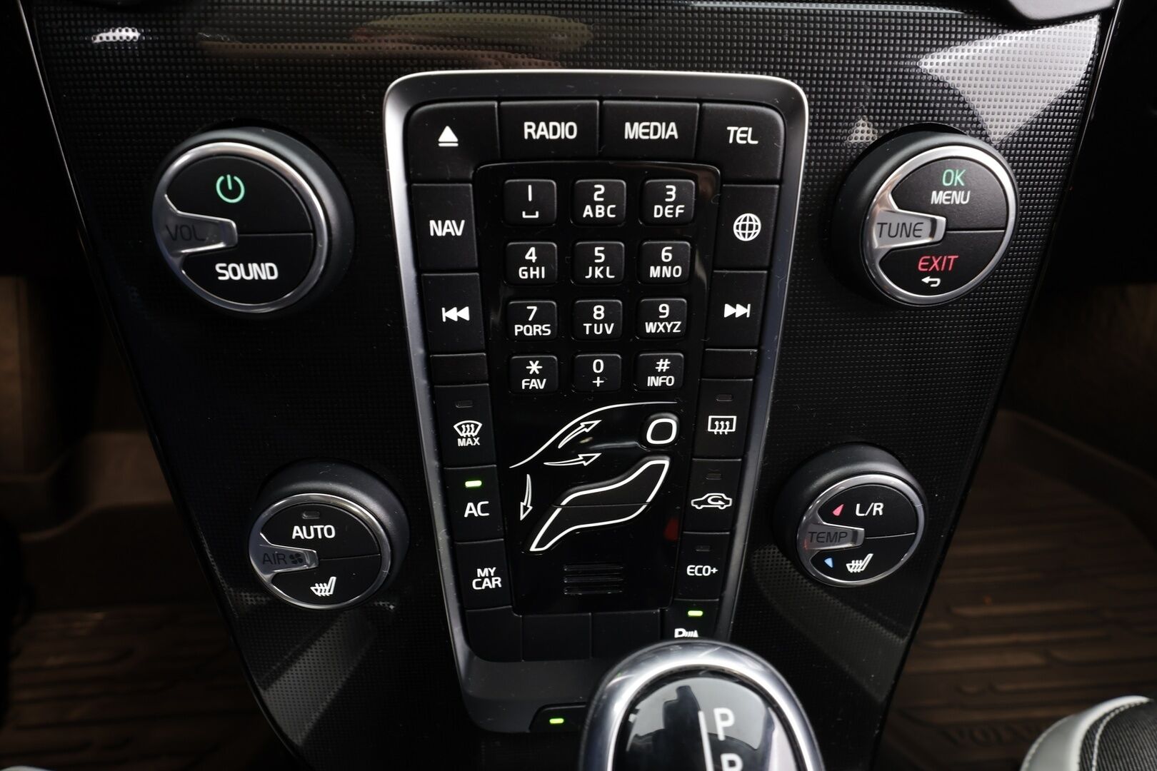 Volvo V40 Cross Country 2019 T3 Business Dynamic Edition aut * Webasto / LED / P.tutka / Vakkari / Bluetooth / Puolinahat / Keyless * - Suomi-auto / Kahdet renkaat 