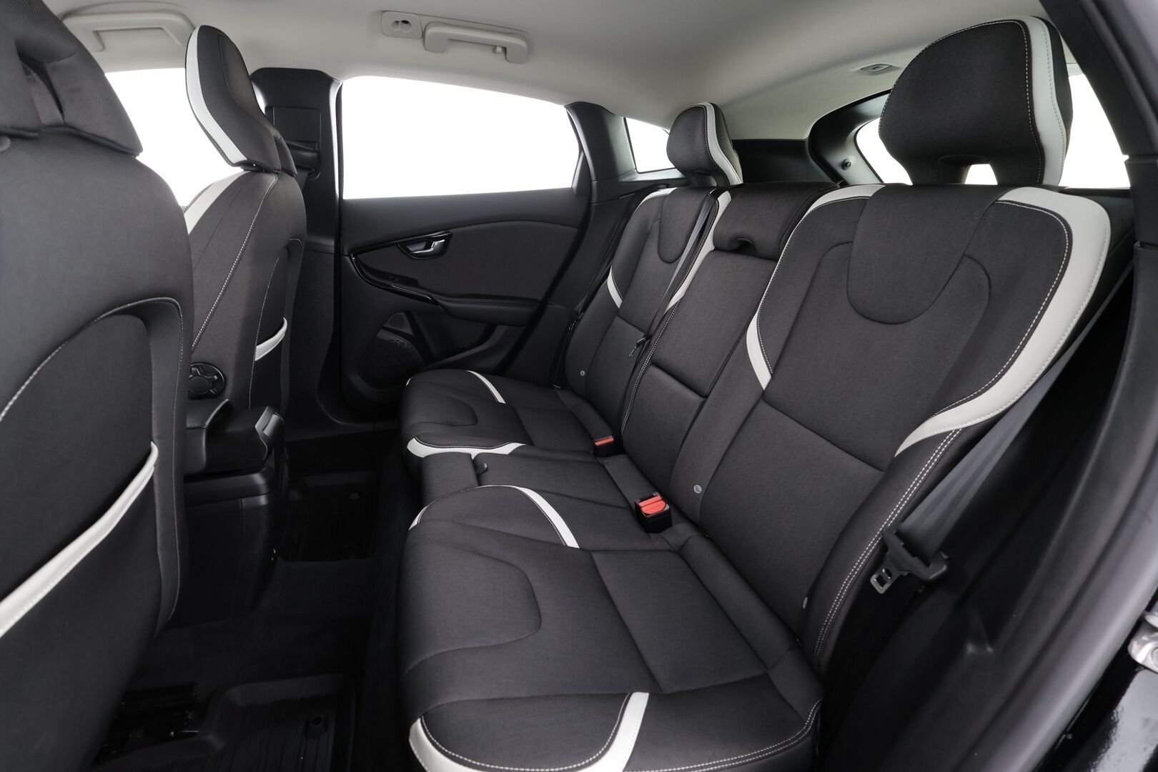 Volvo V40 Cross Country 2019 T3 Business Dynamic Edition aut * Webasto / LED / P.tutka / Vakkari / Bluetooth / Puolinahat / Keyless * - Suomi-auto / Kahdet renkaat 