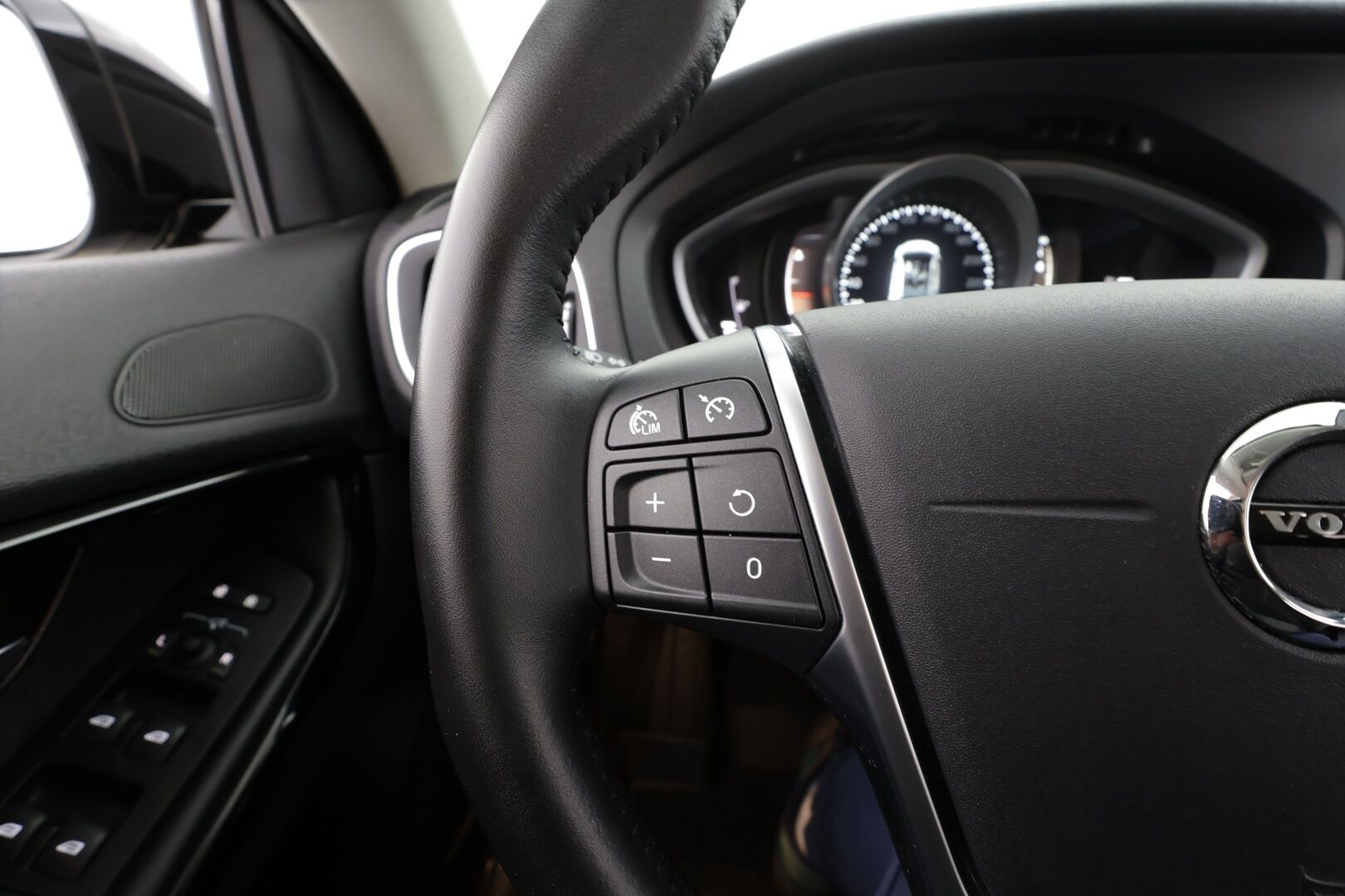 Volvo V40 Cross Country 2019 T3 Business Dynamic Edition aut * Webasto / LED / P.tutka / Vakkari / Bluetooth / Puolinahat / Keyless * - Suomi-auto / Kahdet renkaat 