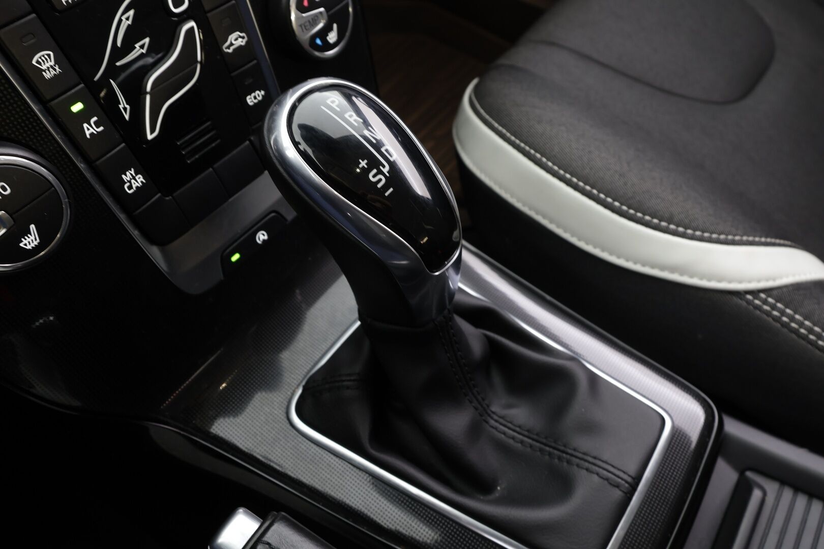 Volvo V40 Cross Country 2019 T3 Business Dynamic Edition aut * Webasto / LED / P.tutka / Vakkari / Bluetooth / Puolinahat / Keyless * - Suomi-auto / Kahdet renkaat 