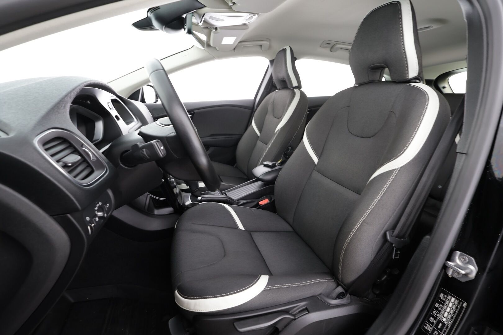 Volvo V40 Cross Country 2019 T3 Business Dynamic Edition aut * Webasto / LED / P.tutka / Vakkari / Bluetooth / Puolinahat / Keyless * - Suomi-auto / Kahdet renkaat 