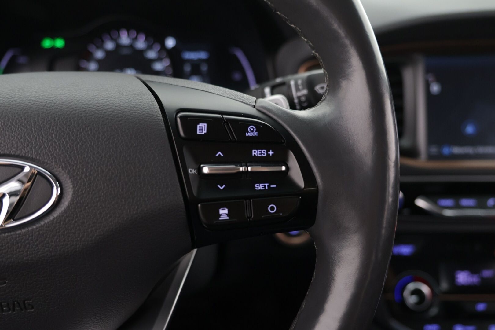 Hyundai IONIQ ELECTRIC 2018 MY19 *Infinity / ILP / Ilmastoidut muistipenkit / Nahkasisusta / ACC / P.kamera / Ratinlämmitin* - Kattavasti varusteltu / Hyvin pidetty / Hienokuntoinen!