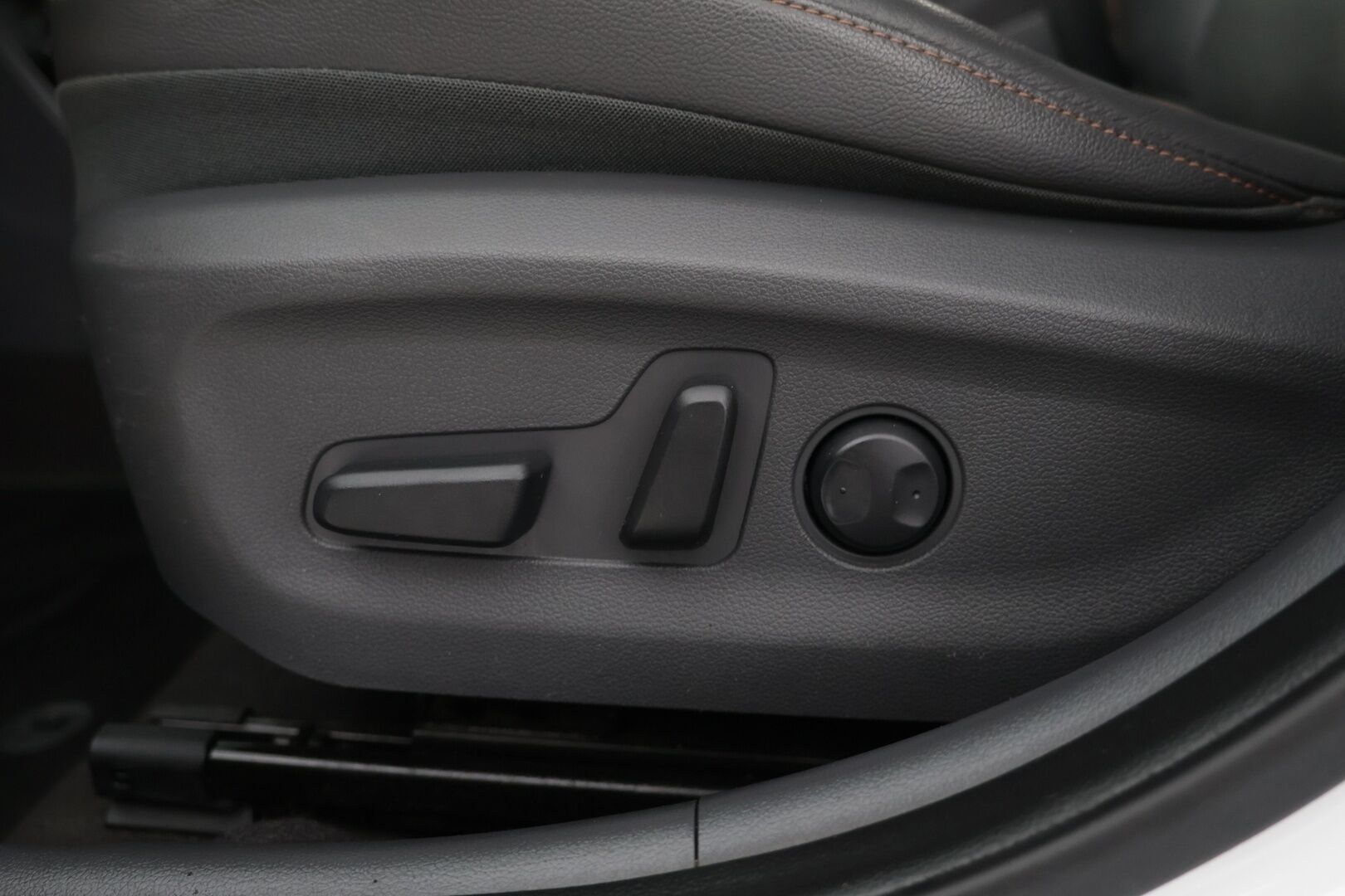 Hyundai IONIQ ELECTRIC 2018 MY19 *Infinity / ILP / Ilmastoidut muistipenkit / Nahkasisusta / ACC / P.kamera / Ratinlämmitin* - Kattavasti varusteltu / Hyvin pidetty / Hienokuntoinen!