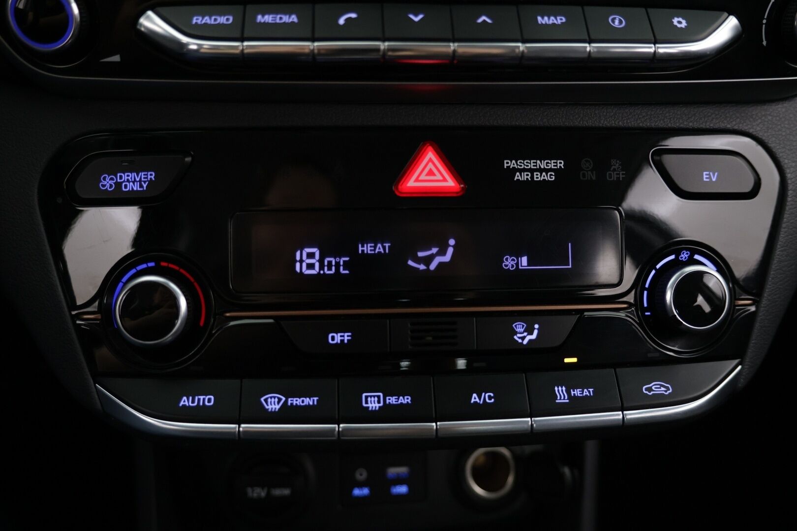 Hyundai IONIQ ELECTRIC 2018 MY19 *Infinity / ILP / Ilmastoidut muistipenkit / Nahkasisusta / ACC / P.kamera / Ratinlämmitin* - Kattavasti varusteltu / Hyvin pidetty / Hienokuntoinen!