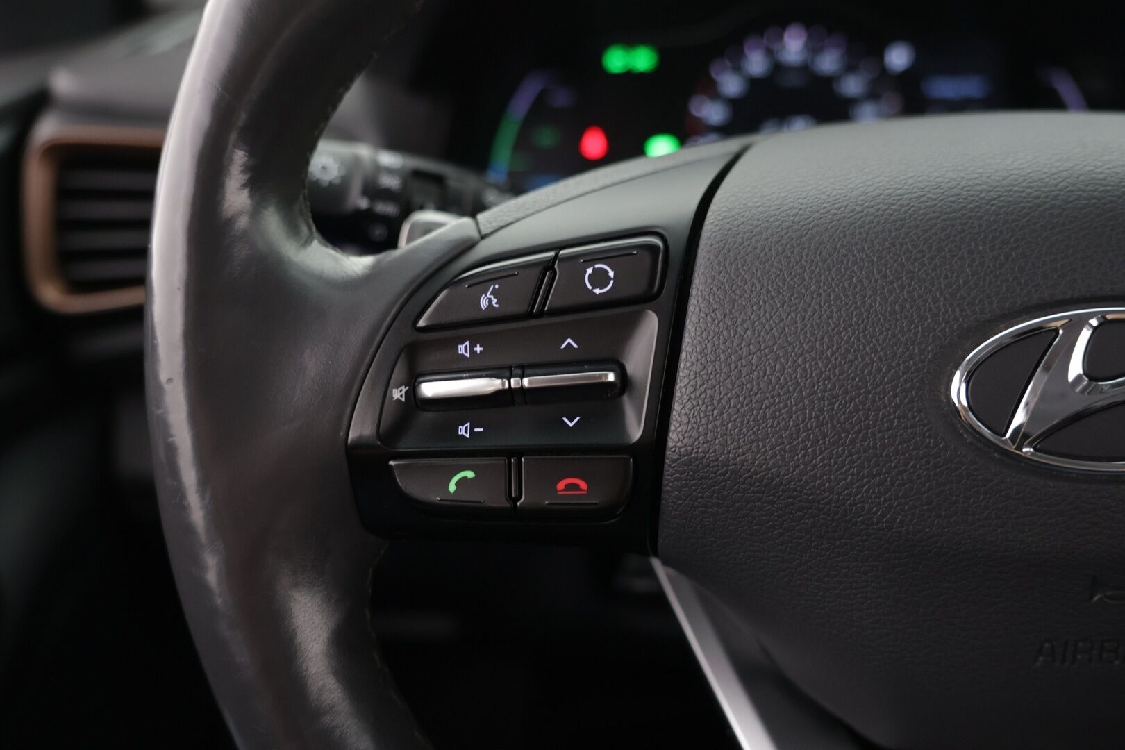 Hyundai IONIQ ELECTRIC 2018 MY19 *Infinity / ILP / Ilmastoidut muistipenkit / Nahkasisusta / ACC / P.kamera / Ratinlämmitin* - Kattavasti varusteltu / Hyvin pidetty / Hienokuntoinen!