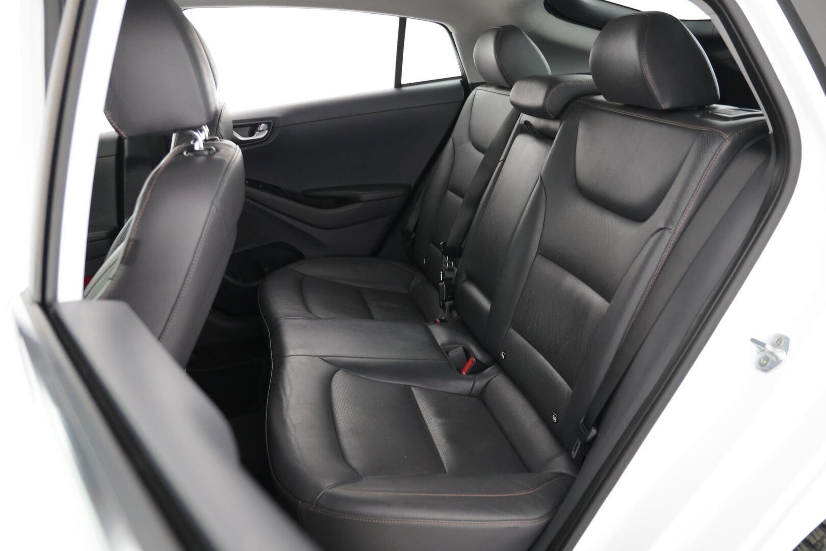 Hyundai IONIQ ELECTRIC 2018 MY19 *Infinity / ILP / Ilmastoidut muistipenkit / Nahkasisusta / ACC / P.kamera / Ratinlämmitin* - Kattavasti varusteltu / Hyvin pidetty / Hienokuntoinen!