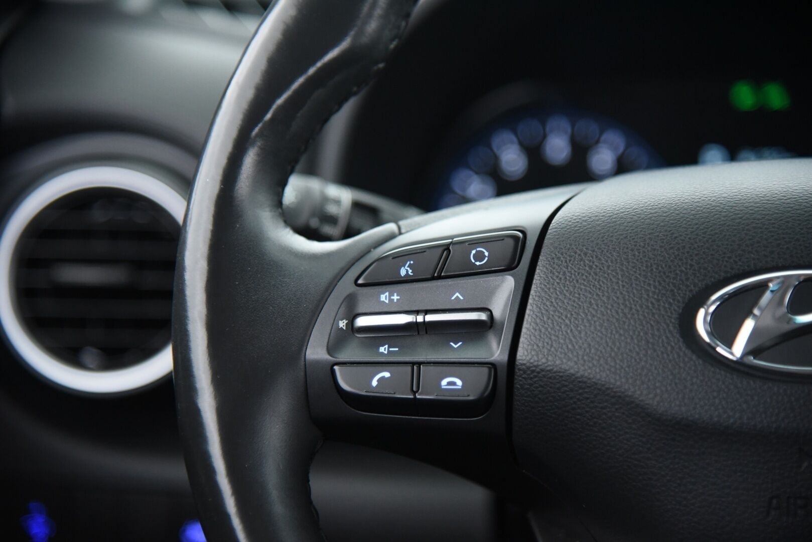 Hyundai KONA 2019 1,6 T-GDI 4WD 7DCT-aut. Comfort WLTP / Suomi-Auto / Vakkari / Krell-Audio / Peruutuskamera / Vetokoukku / Lohkolämmitin - Taloudellinen Nelikko vetokoukulla !