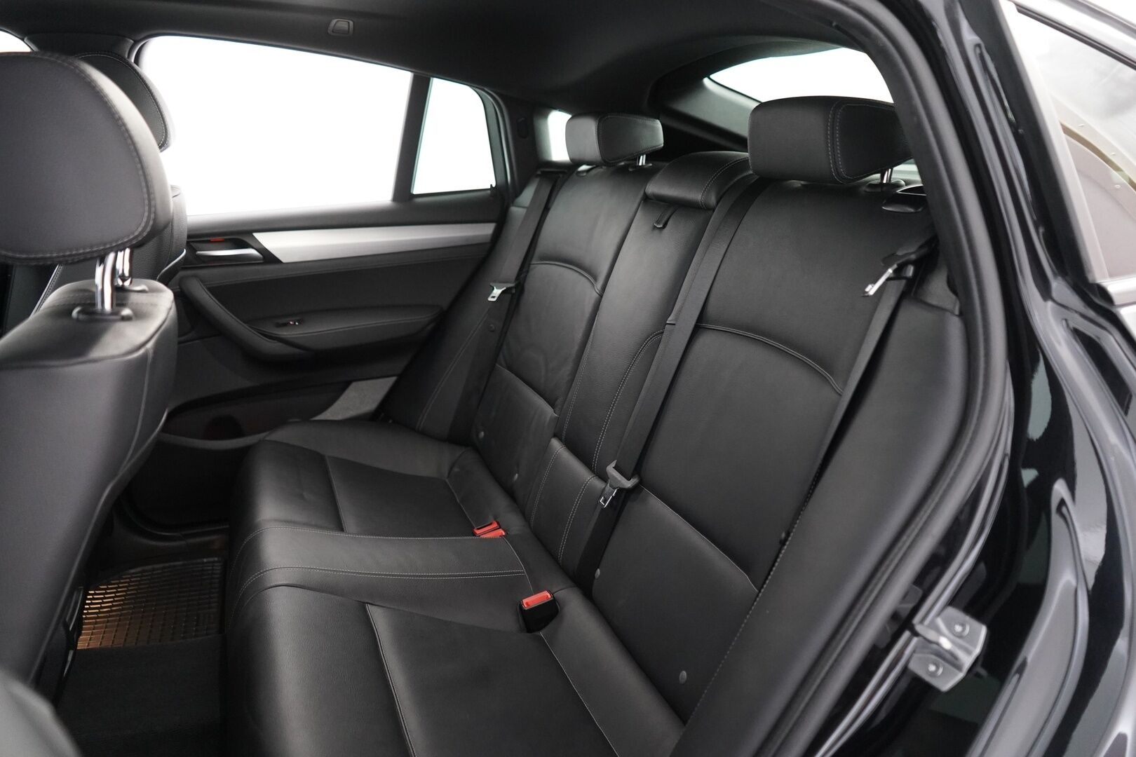 BMW X4 2014 F26 xDrive35d A X Edition M Sport *HUD / 360-kamera / Nahkasisusta / Muistipenkki / Webasto / Kattoluukku / Koukku* - HUD | 360-kamera | Nahkasisusta | Muistipenkki | Webasto | Kattoluukku | Koukku | Kahdet renkaat OEM alumiinivantein | Todella säntillinen huoltokirja