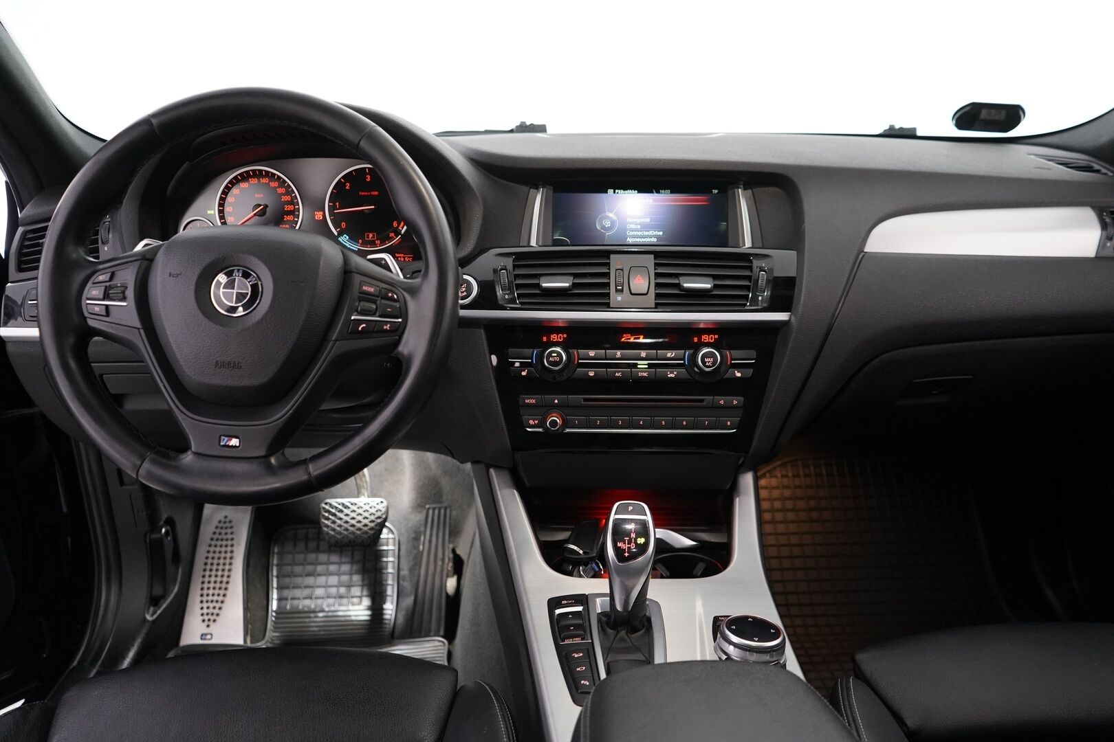 BMW X4 2014 F26 xDrive35d A X Edition M Sport *HUD / 360-kamera / Nahkasisusta / Muistipenkki / Webasto / Kattoluukku / Koukku* - HUD | 360-kamera | Nahkasisusta | Muistipenkki | Webasto | Kattoluukku | Koukku | Kahdet renkaat OEM alumiinivantein | Todella säntillinen huoltokirja