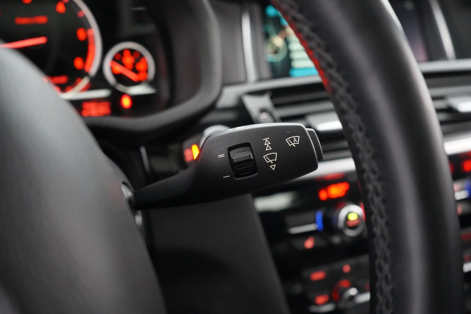 BMW X4 2014 F26 xDrive35d A X Edition M Sport *HUD / 360-kamera / Nahkasisusta / Muistipenkki / Webasto / Kattoluukku / Koukku* - HUD | 360-kamera | Nahkasisusta | Muistipenkki | Webasto | Kattoluukku | Koukku | Kahdet renkaat OEM alumiinivantein | Todella säntillinen huoltokirja