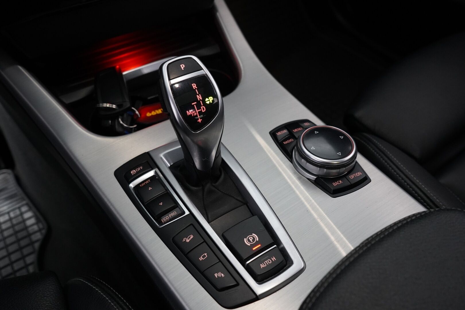 BMW X4 2014 F26 xDrive35d A X Edition M Sport *HUD / 360-kamera / Nahkasisusta / Muistipenkki / Webasto / Kattoluukku / Koukku* - HUD | 360-kamera | Nahkasisusta | Muistipenkki | Webasto | Kattoluukku | Koukku | Kahdet renkaat OEM alumiinivantein | Todella säntillinen huoltokirja