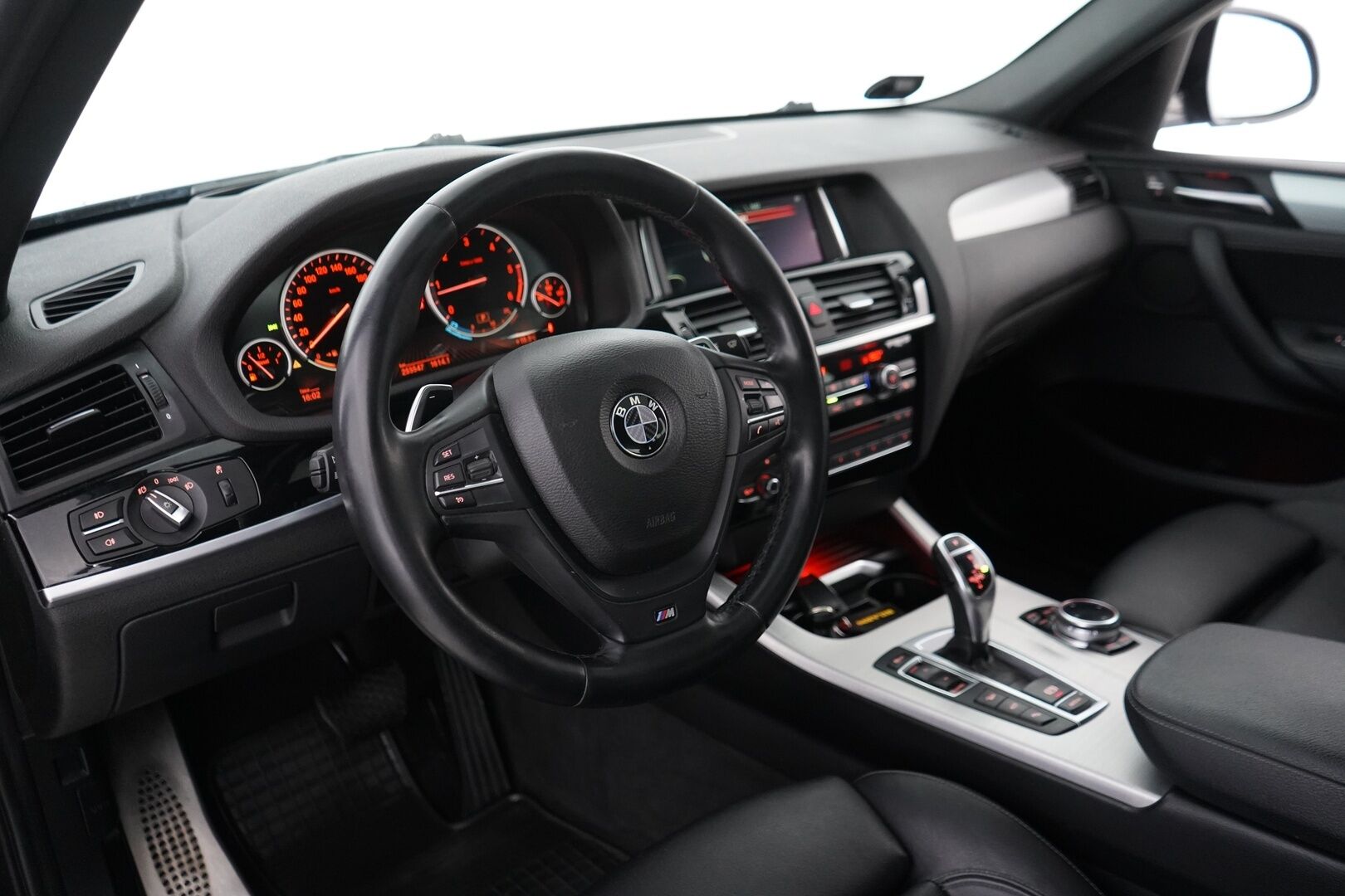 BMW X4 2014 F26 xDrive35d A X Edition M Sport *HUD / 360-kamera / Nahkasisusta / Muistipenkki / Webasto / Kattoluukku / Koukku* - HUD | 360-kamera | Nahkasisusta | Muistipenkki | Webasto | Kattoluukku | Koukku | Kahdet renkaat OEM alumiinivantein | Todella säntillinen huoltokirja