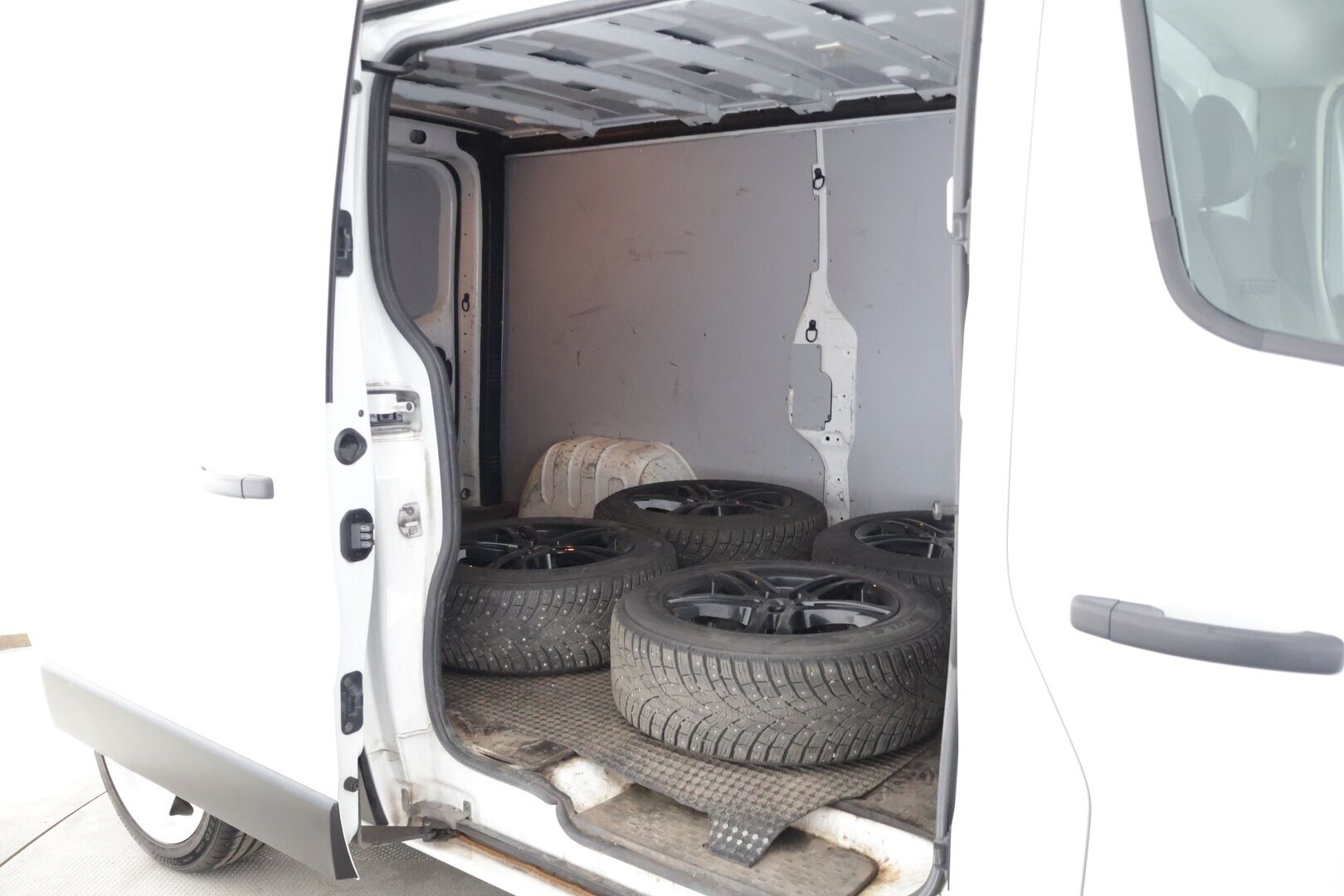 Nissan NV300 2018 Van 1,6 dCi 125 6 M/T L2H1 1.2t FWD Working Star Blind FD Blind SSD * Webasto / Kamera / Koukku / P-Tutkat / Ilmastointi * - * 1.-om Suomi-auto / ALV väh.kelpoinen / Särmät huollot / Kovat varusteet *