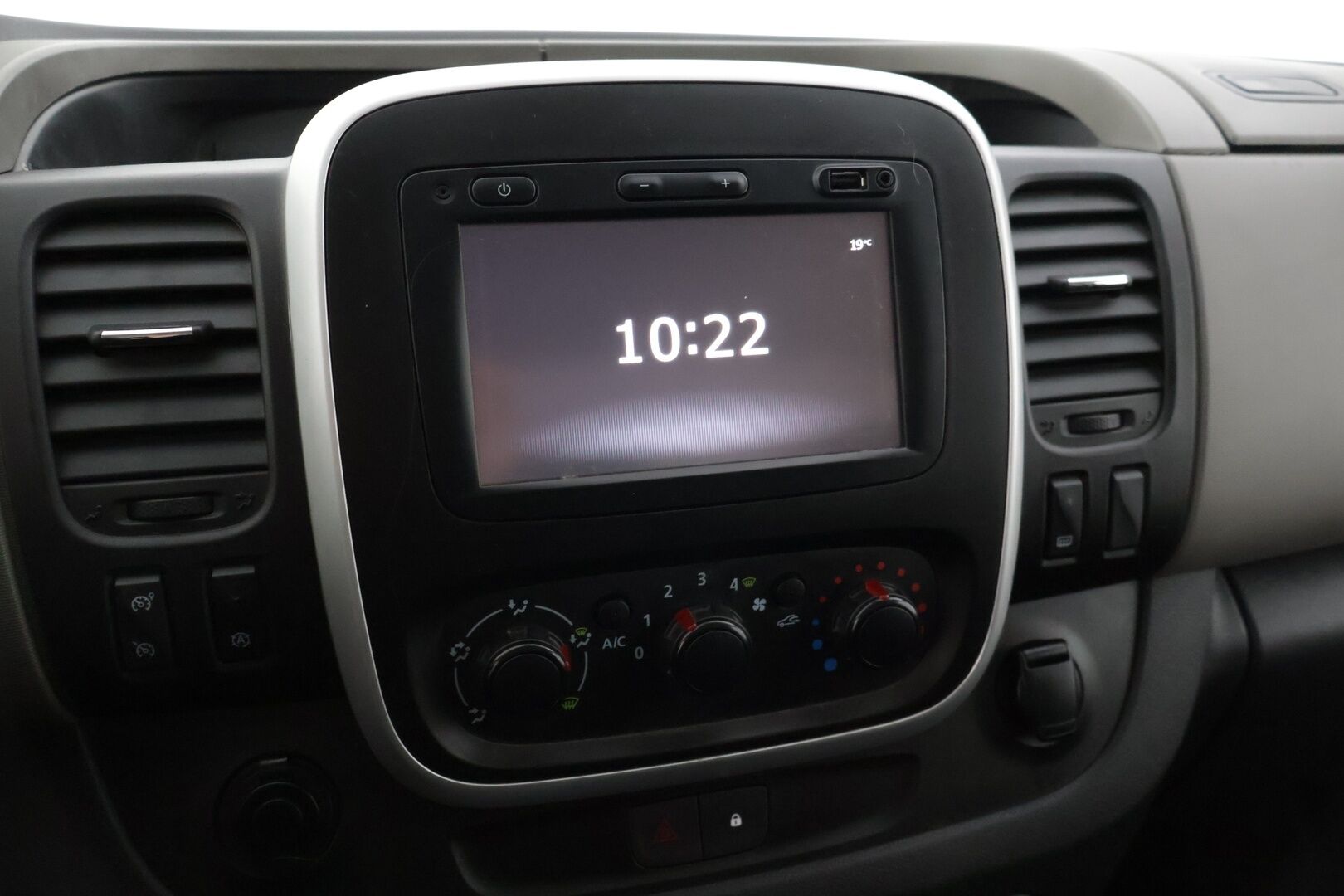 Nissan NV300 2018 Van 1,6 dCi 125 6 M/T L2H1 1.2t FWD Working Star Blind FD Blind SSD * Webasto / Kamera / Koukku / P-Tutkat / Ilmastointi * - * 1.-om Suomi-auto / ALV väh.kelpoinen / Särmät huollot / Kovat varusteet * - Osta nyt, maksa vasta ensi vuonna